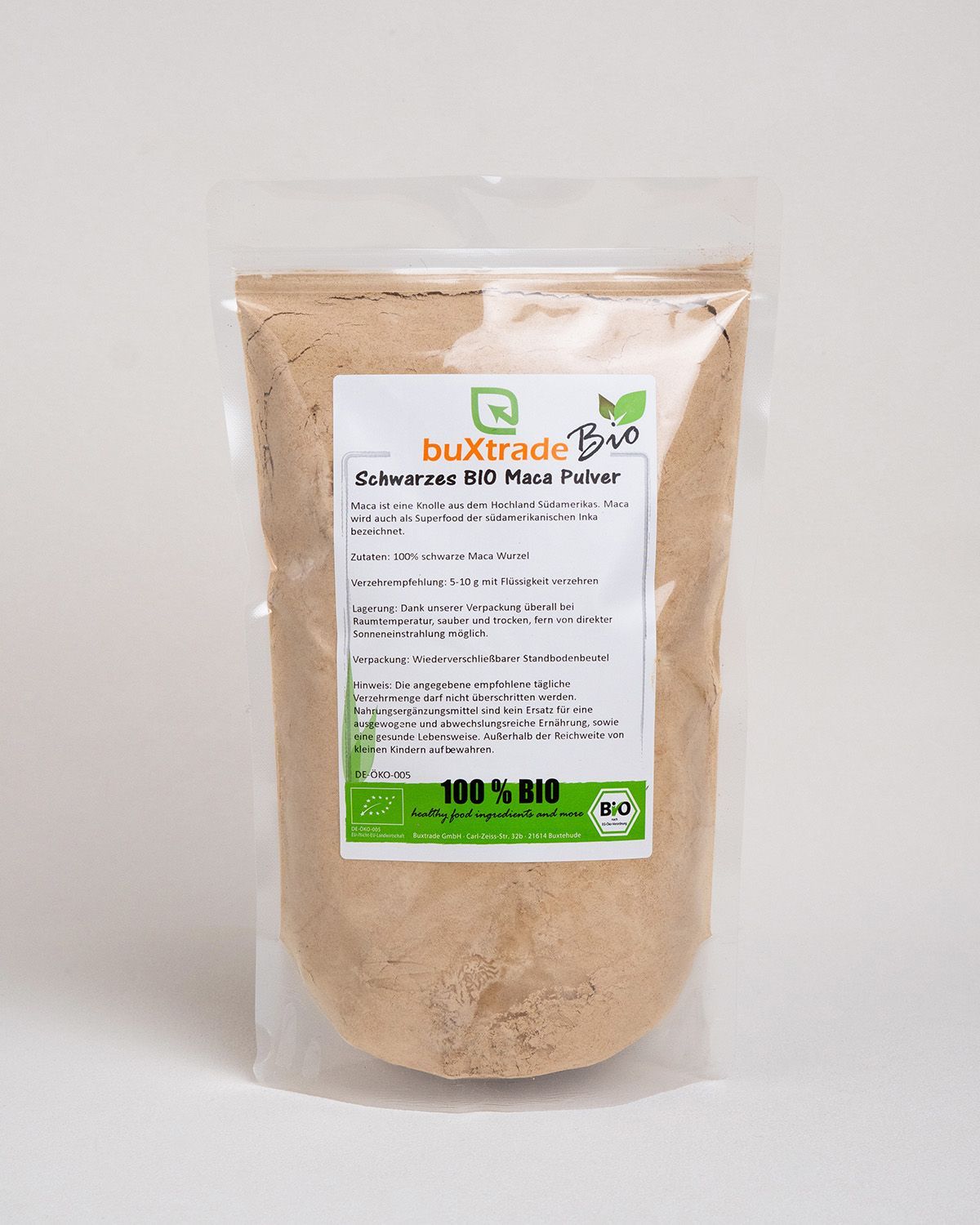 Transparenter Beutel mit buXtrade Bio Maca Pulver schwarz. Etikett mit Produktinformationen. 100% BIO Siegel.
