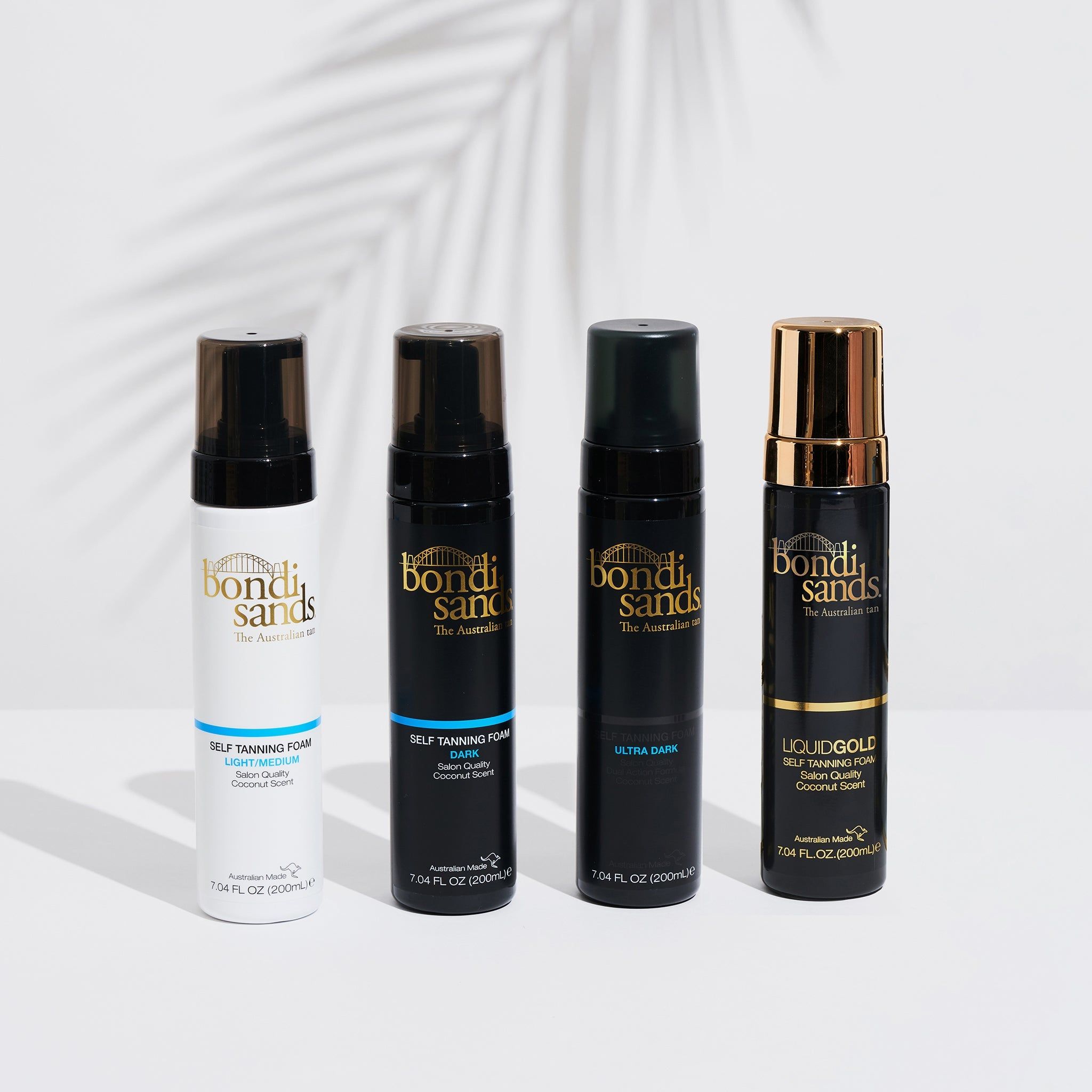 Quatre flacons Bondi Sands: Light/Dark/Ultra Dark/Liquid Gold. Tous avec logo et noms de produits.