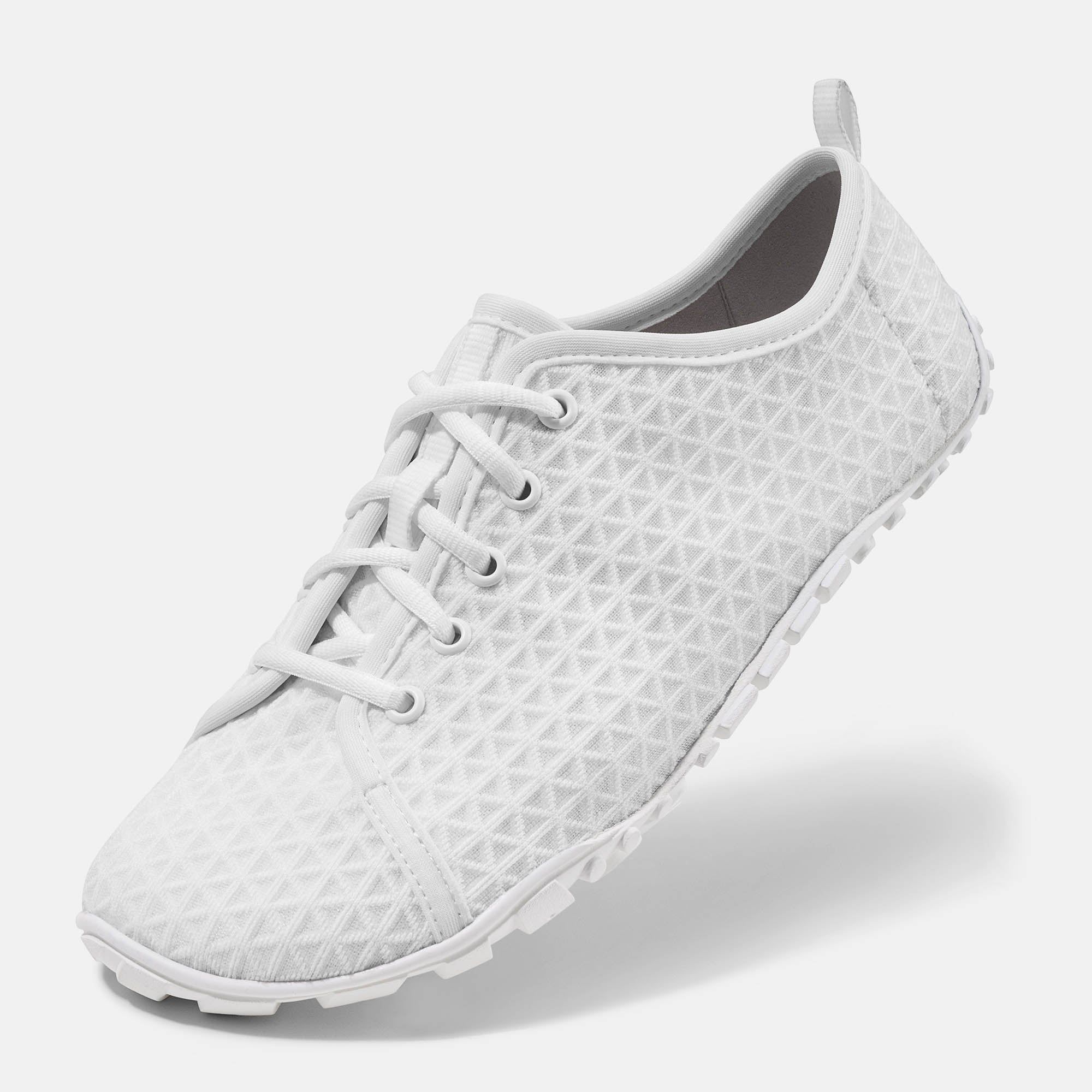 Weiße Schnürschuhe mit geometrischem Muster. Breite Passform. Draufsicht auf einen Schuh, mit Logo im Inneren.