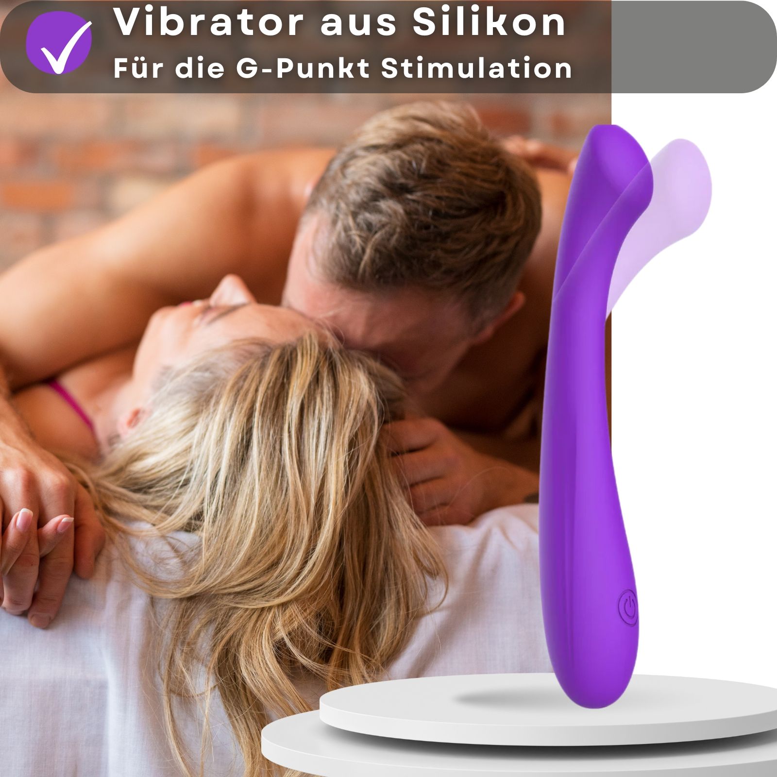 Vibrator aus Silikon. Für G-Punkt Stimulation. Lila, geschwungene Form. Auf weißem Podest.