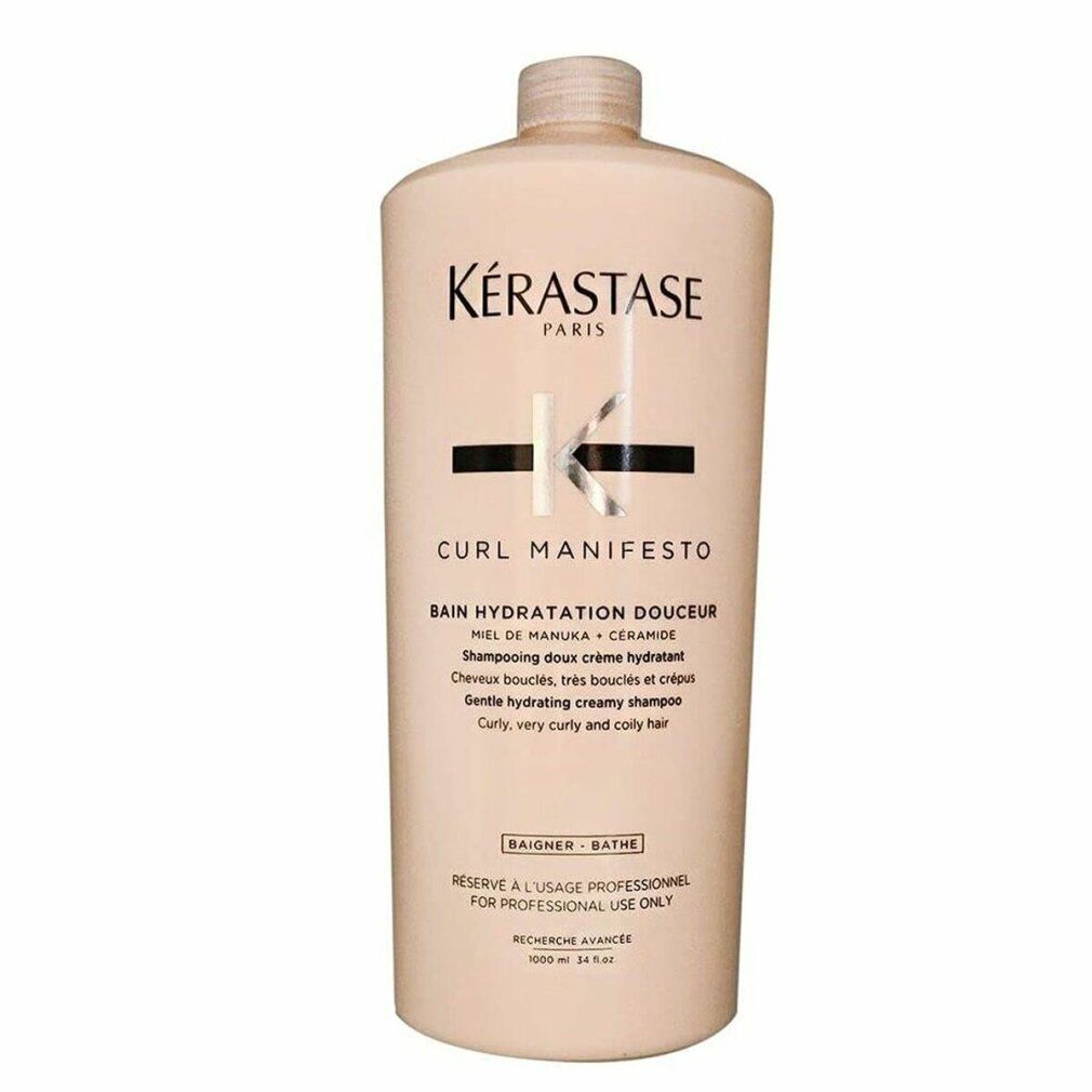 Beige Shampoo-Flasche mit weißem Deckel. Schriftzug: Kérastase, Curl Manifesto, Bain Hydratation Douceur. Für lockiges Haar.