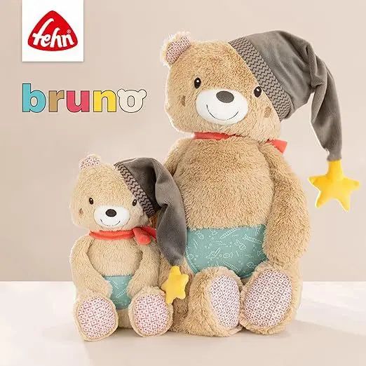 Zwei Plüsch-Bärchen-Rasseln. Kleiner und großer Bär. Beide mit Mütze, Schal und blauem Ring. Fehn-Logo.