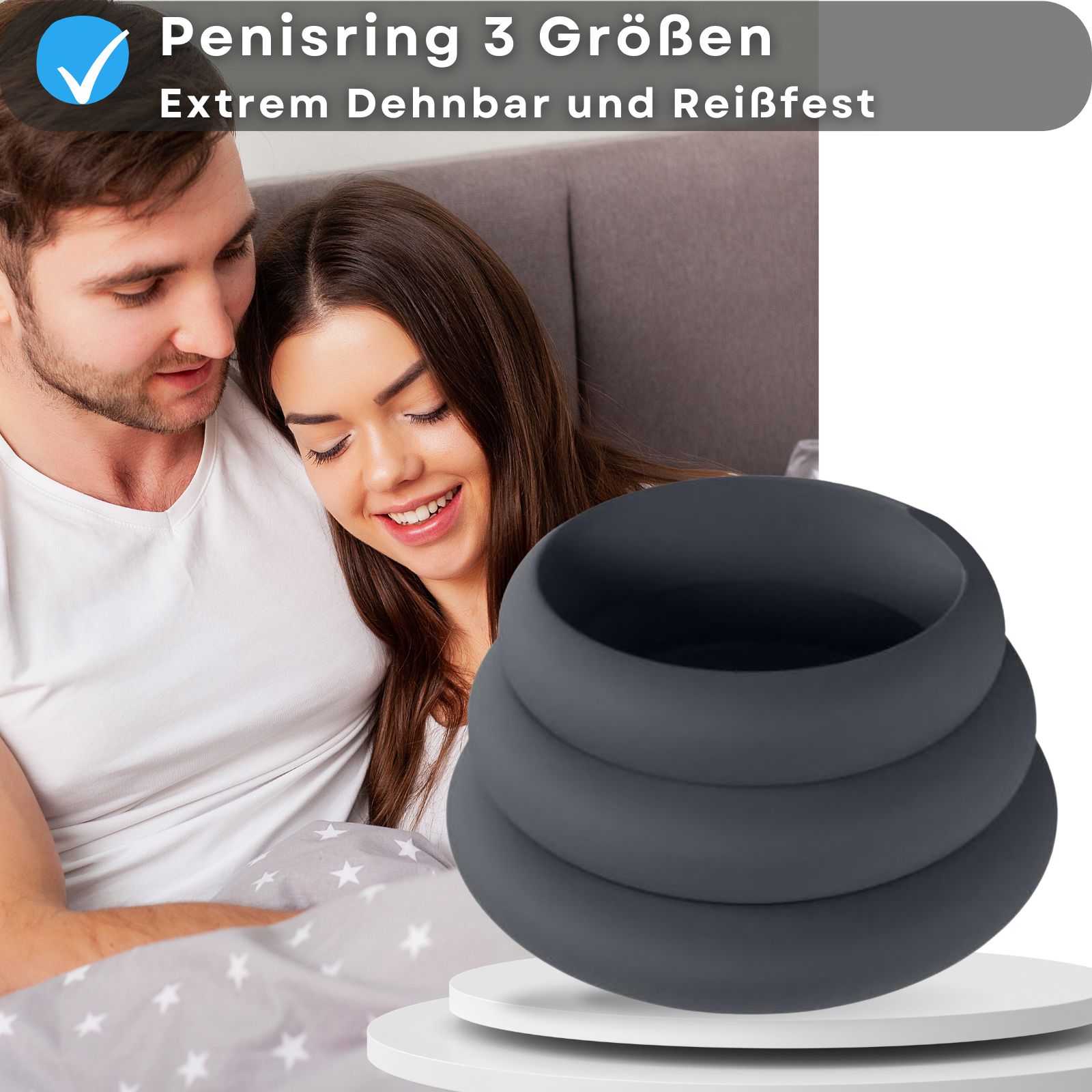 Ein Paar liegt im Bett, neben einem Penisring-Set. Text: Penisring 3 Größen, dehnbar.