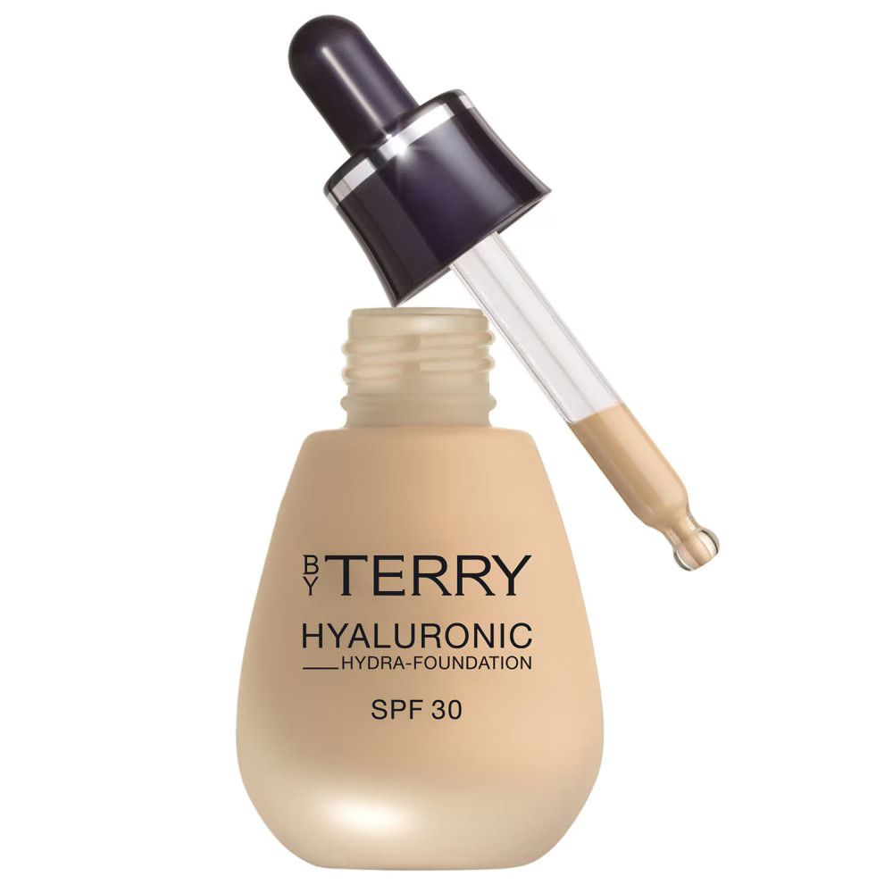 Flakon mit Pipette. Aufschrift: By Terry Hyaluronic Hydra Foundation SPF 30. Farbton: Medium-Cool. Pipette teilweise im Flakon.