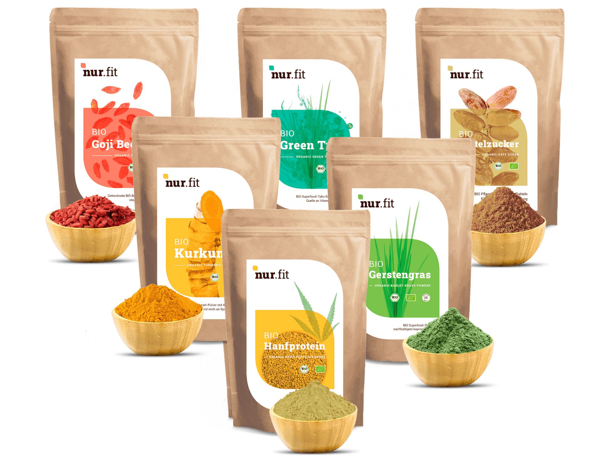 Sieben Beutel mit der Aufschrift nur.fit, gefüllt mit verschiedenen Pulvern und Beeren. Darunter Goji Beeren, Kurkuma und Hanfprotein.