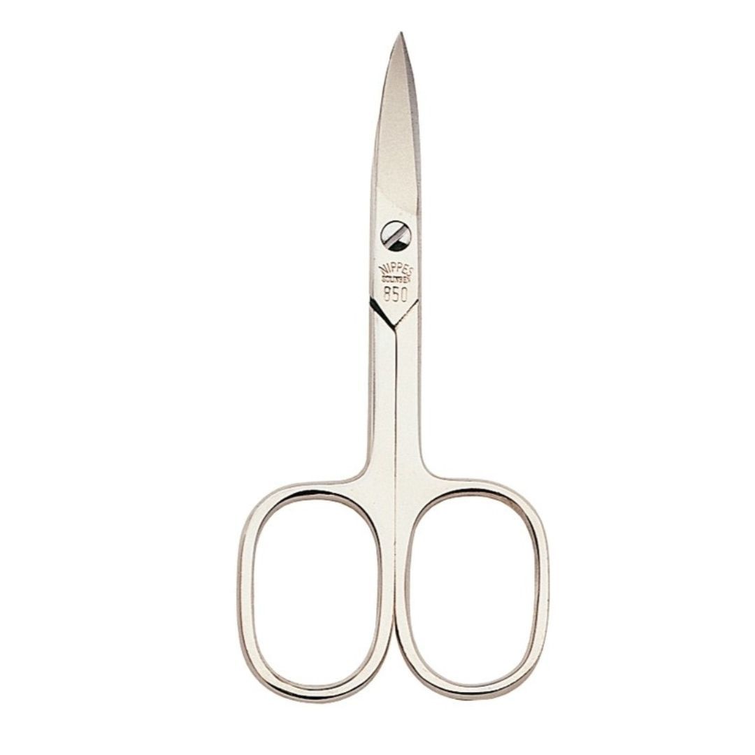Forbici per unghie in metallo. Le forbici hanno manici arrotondati e lame appuntite. "nippes Solingen" e "850" sono incisi sulla lama.