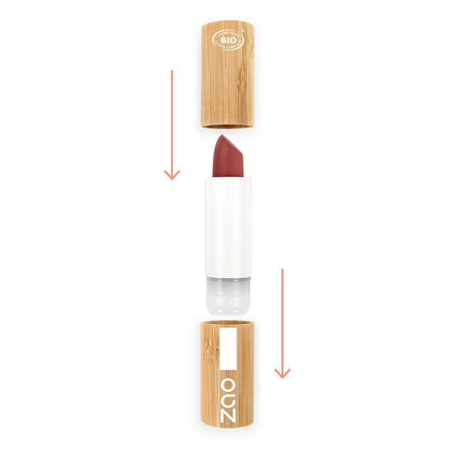Lippenstift mit geöffneter Holzverpackung. Der Lippenstift ist rotbraun. Pfeile zeigen die Richtung des Öffnens.