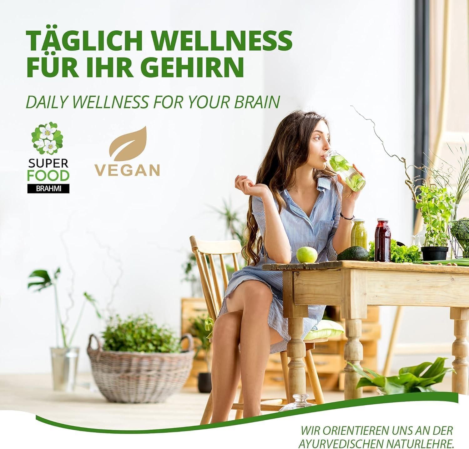 Frau sitzt an Tisch, trinkt. Text: TÄGLICH WELLNESS FÜR IHR GEHIRN. Logos: Superfood Brahmi, Vegan. Pflanzen, Obst.