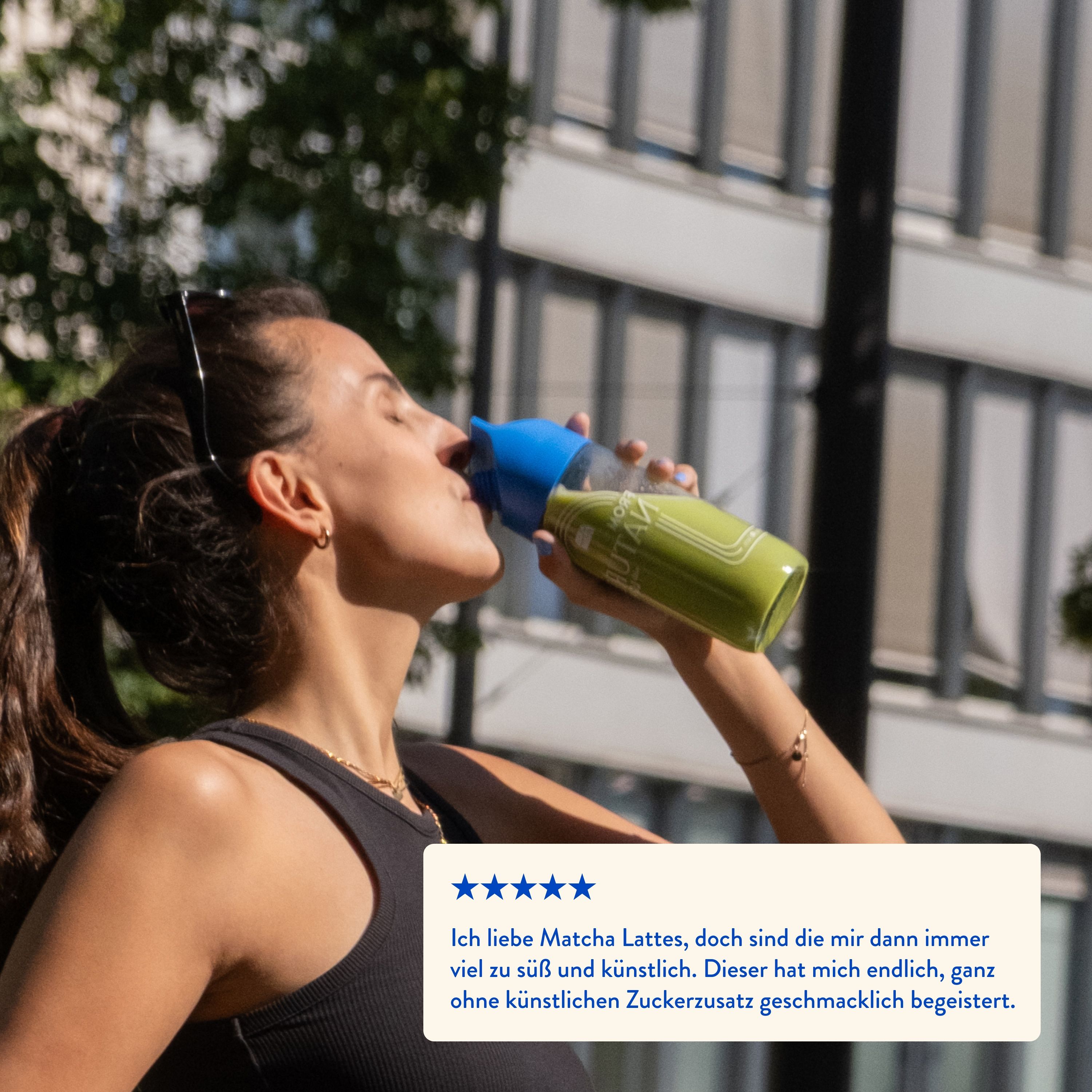 Frau trinkt Matcha Oat Latte aus einer Flasche. Text: Ich liebe Matcha Lattes, doch sind die mir dann immer viel zu süß und künstlich.