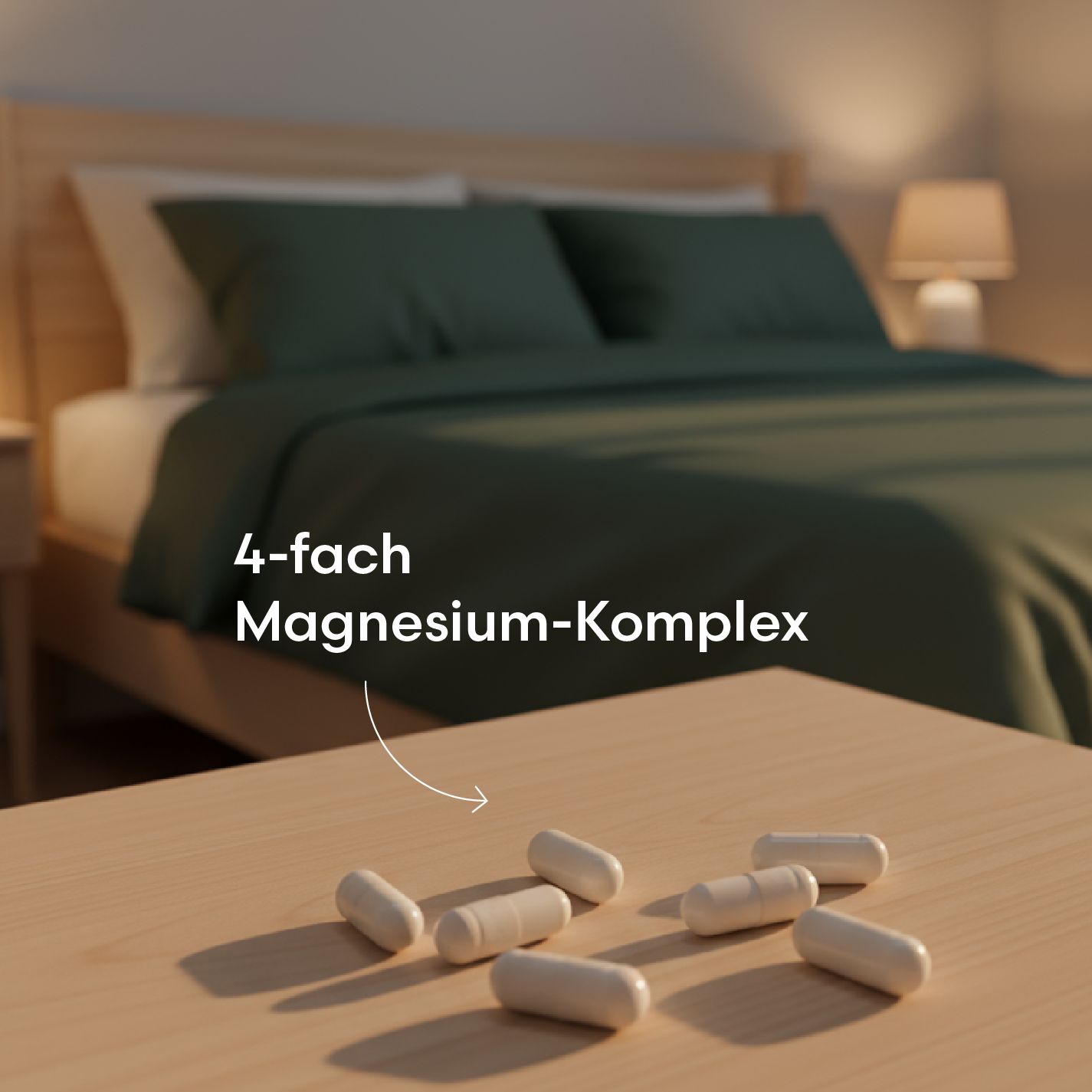 Holztisch mit weißen Kapseln. Im Hintergrund ein Bett mit grüner Bettwäsche. Text: 4-fach Magnesium-Komplex.