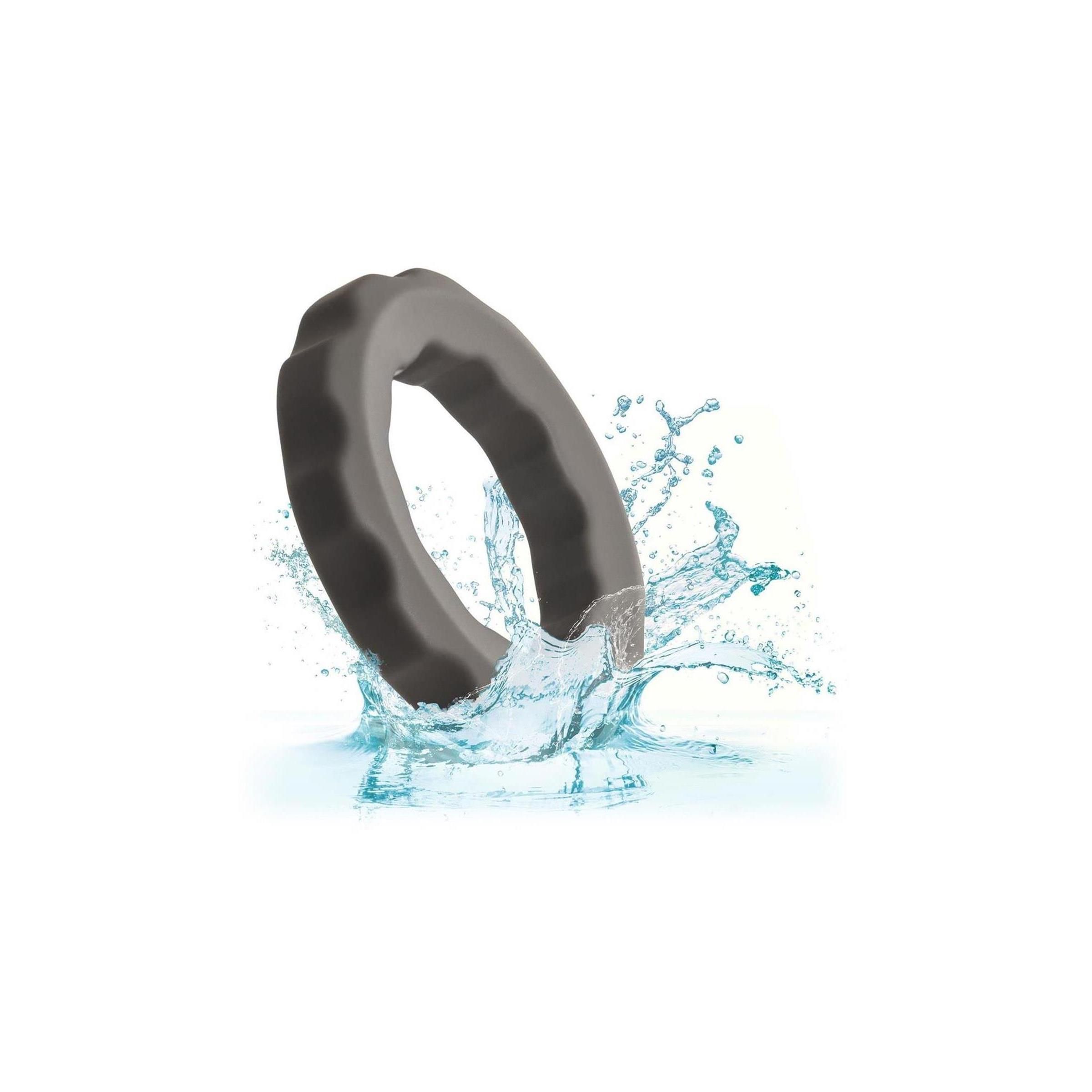 Grauer Ring im Wasser. Wellness-Produkt.