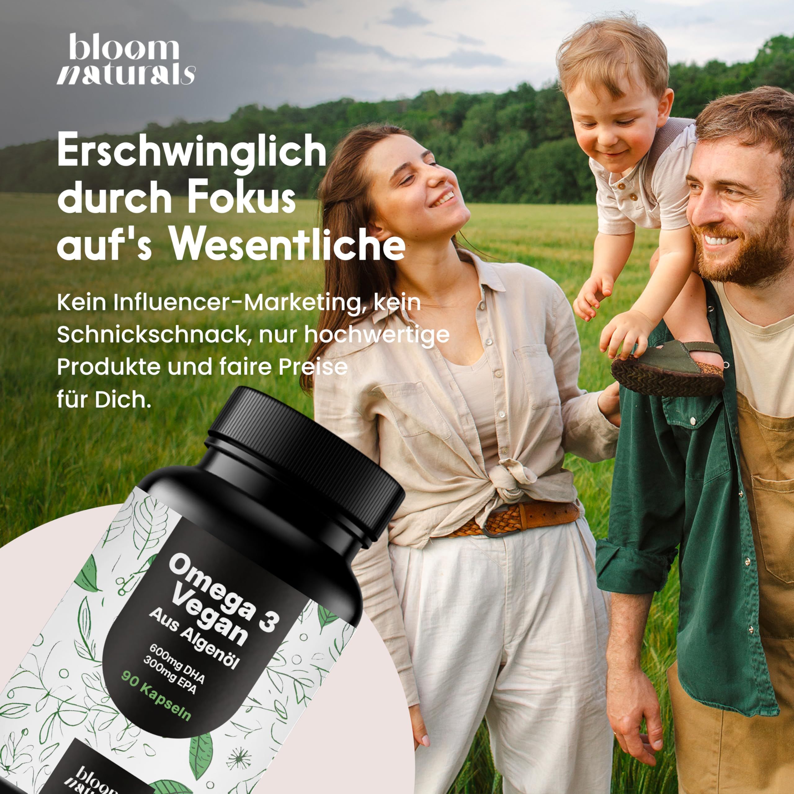 Familie mit Produktflasche. Text: Erschwinglich durch Fokus auf's Wesentliche. Marke: bloom naturals. Aufschrift: Omega 3 Vegan, 90 Kapseln.