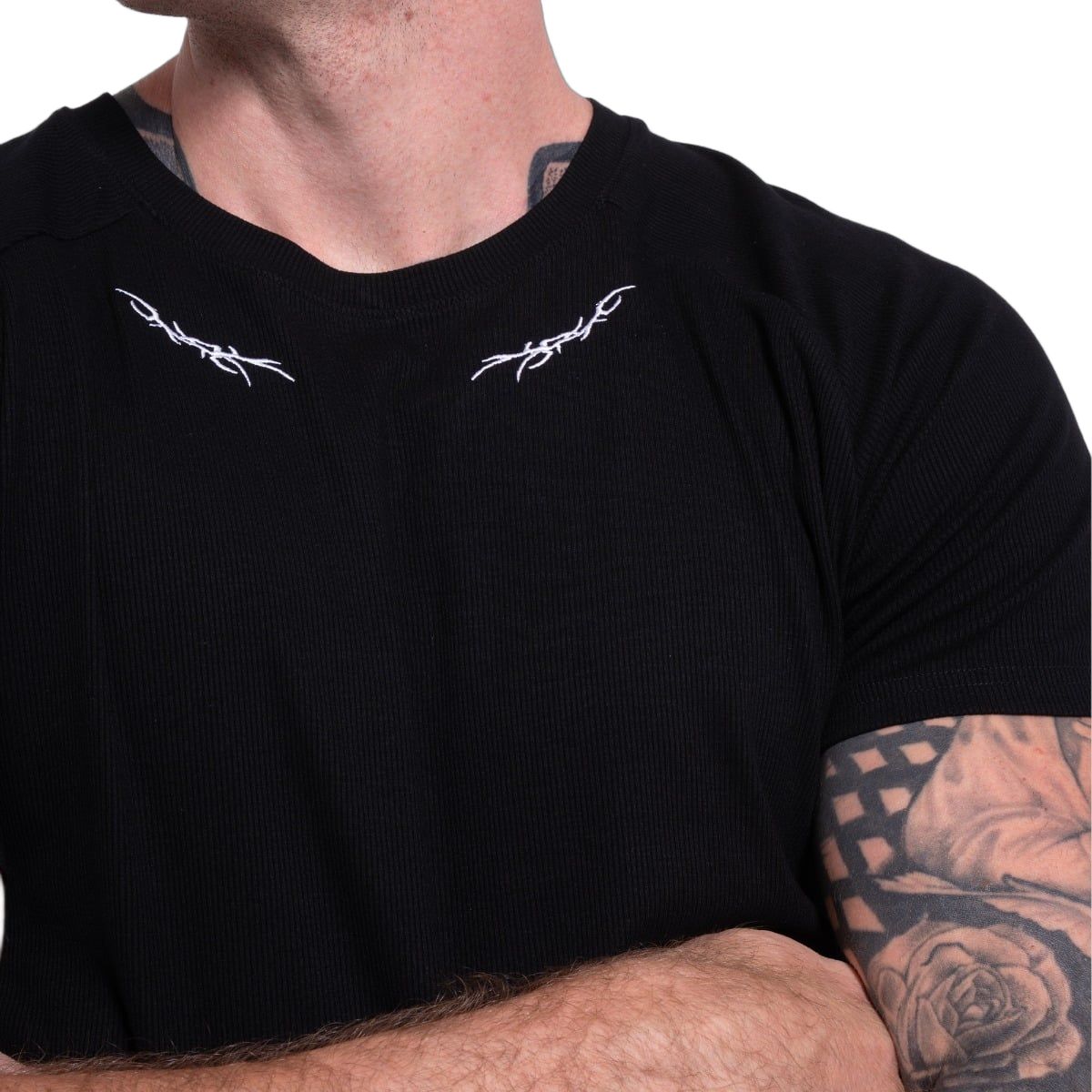 GymBeam T-Shirt Herren slim gerippt mit Tribal-Stickerei in Schwarz