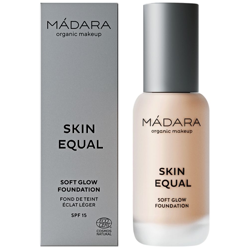 Madara Skin Equal Soft Glow Foundation. Flasche und Verpackung. Aufschrift: Skin Equal, Soft Glow Foundation, SPF 15. Cosmos Natural Zertifizierung.