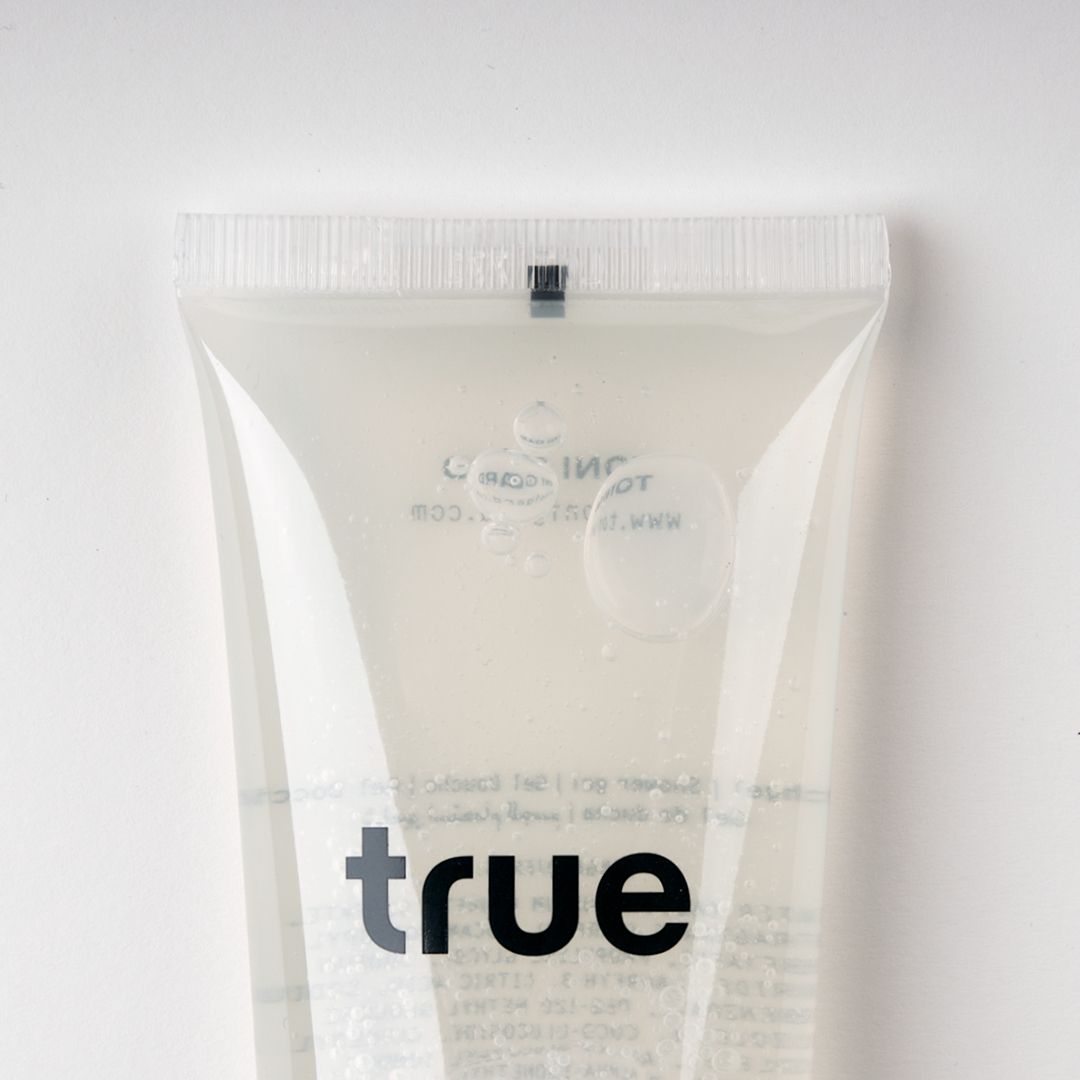 Nahaufnahme einer transparenten Tube mit "true"-Schriftzug und "TONI GARD"-Logo. Duschgel für Männer. Klappverschluss.