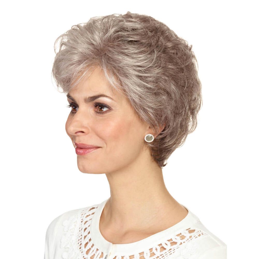 Perücke MONACO von DELUXE. Kurze, graue Kunsthaarperücke mit gewellter Struktur. Seitenansicht einer Frau.