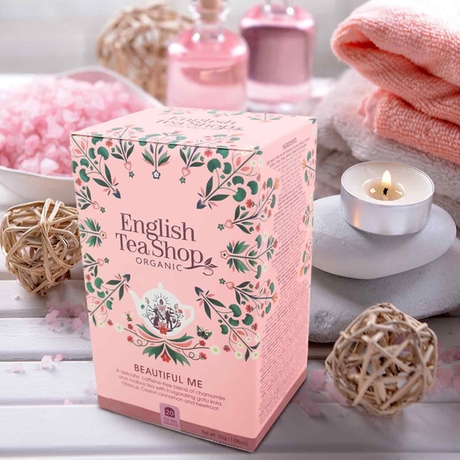 Rosa Schachtel mit floralem Muster und Aufschrift "English Tea Shop Organic Beautiful Me".