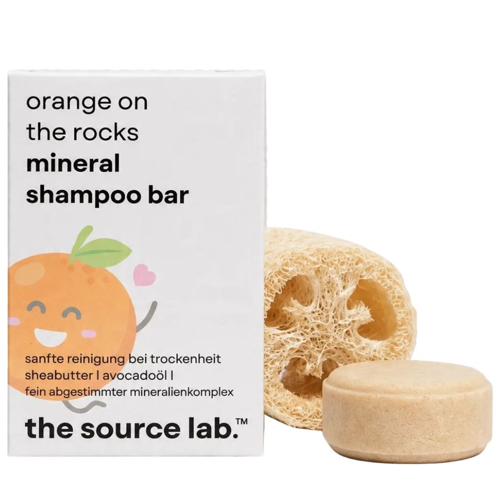 Feste Mineral Shampoo Bar 'orange on the rocks' mit Luffa-Seifenkissen.