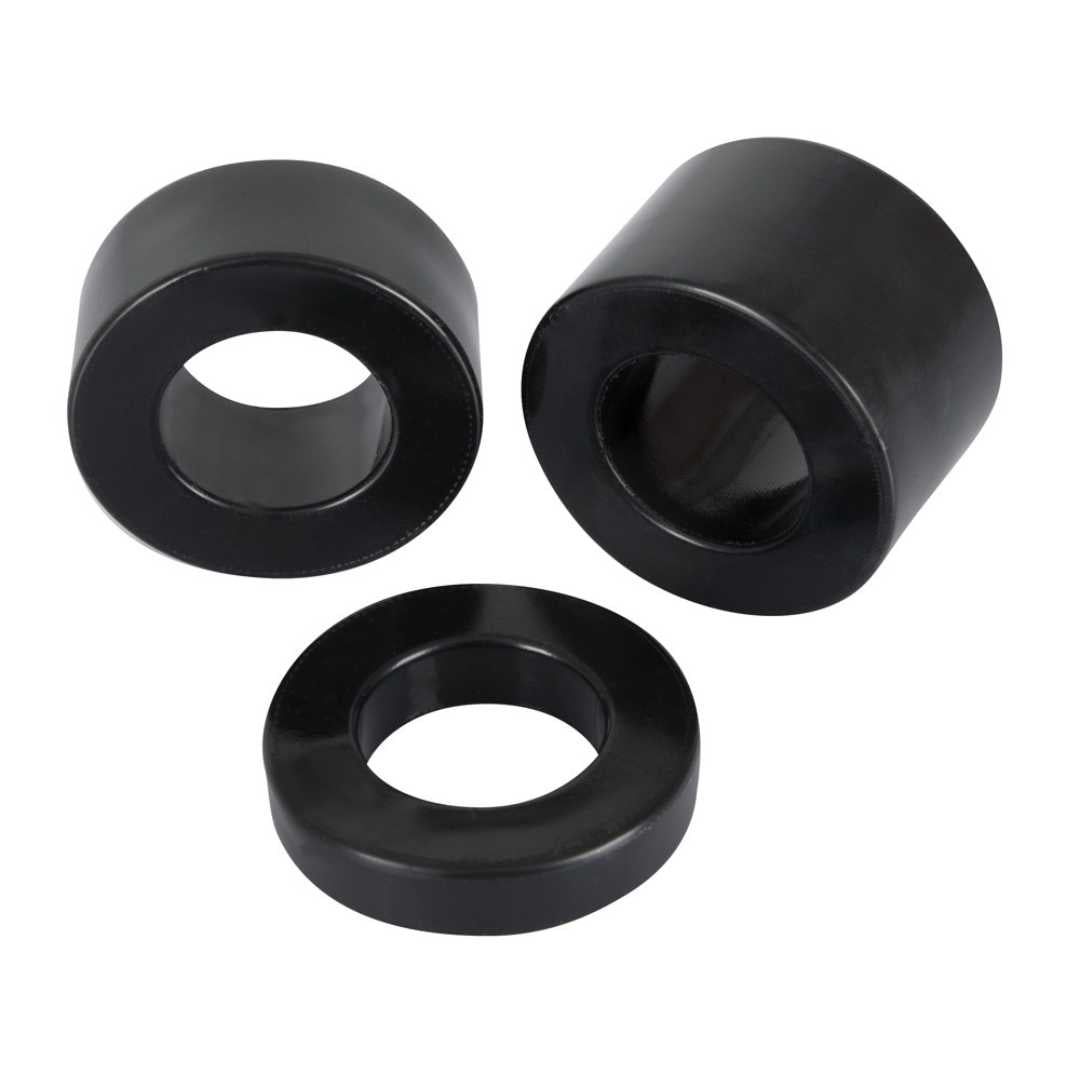 Drei schwarze Ringe. Runde Form mit zentraler Öffnung. Unterschiedliche Größen.