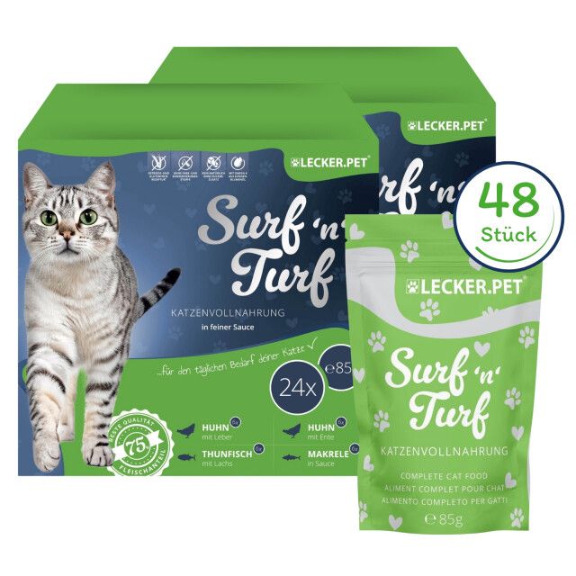 Zwei grüne Kartons und eine Tüte Katzenfutter. Aufdruck: Surf'n'Turf, Katze, 48 Stück, 4 Sorten. Auf der Tüte: Lecker.Pet, Surf'n'Turf, 85g.