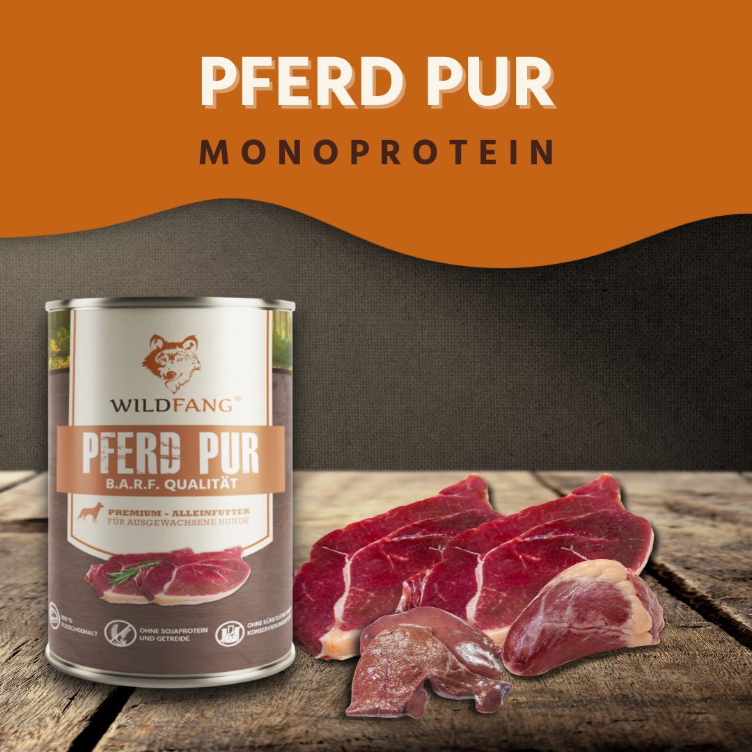 Dose Nassfutter Pferd pur, BARF Qualität, mit Fleischstücken. Daneben rohes Fleisch und Innereien auf Holzuntergrund.