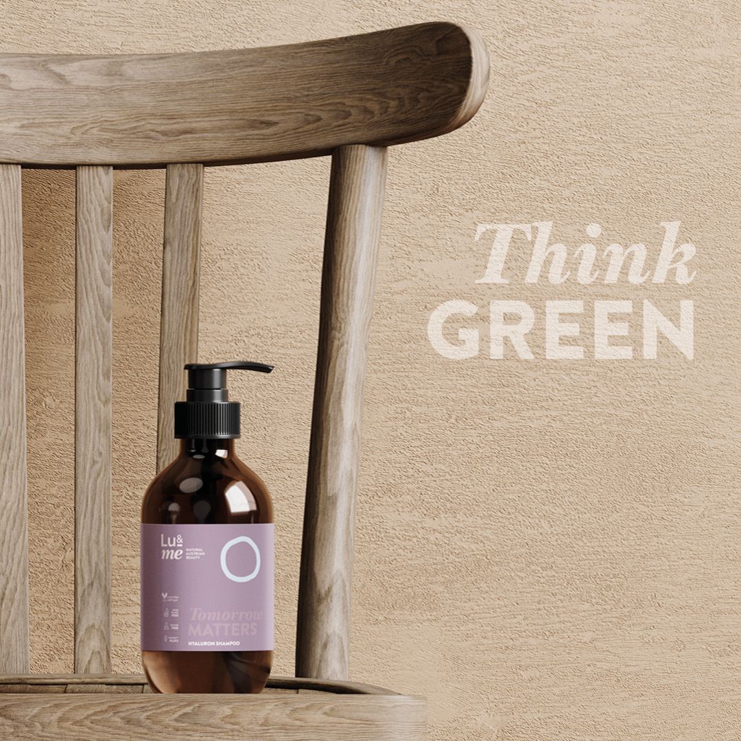 Braune Flasche mit schwarzem Pumpverschluss. Aufkleber mit Produktinformationen. Steht auf einem Holzstuhl.