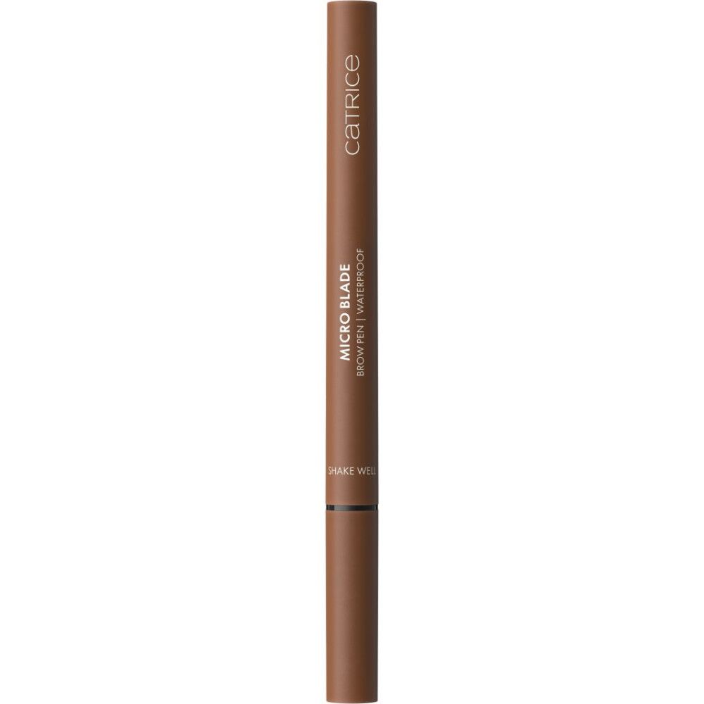 Brauner Augenbrauenstift mit Spitze. Aufschrift: CATRICE, MICRO BLADE BROW PEN | Waterproof. Aufschrift: SHAKE WELL.