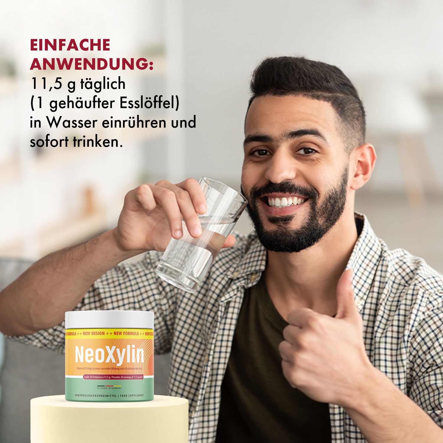 Mann trinkt Wasser mit NeoXylin Pulver, Daumen hoch. Einfache Anwendung: 11,5 g täglich.
