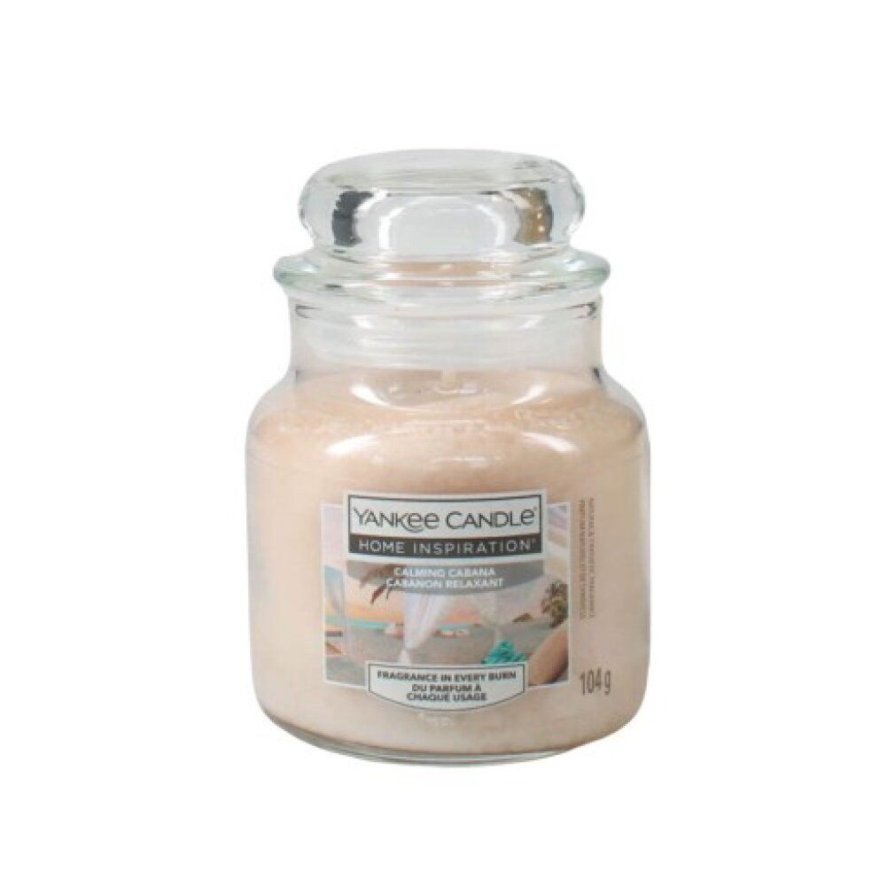 Duftkerze im Glas mit Deckel. Aufkleber mit Produktnamen und Text. 104g. Marke: Yankee Candle Home Inspiration.