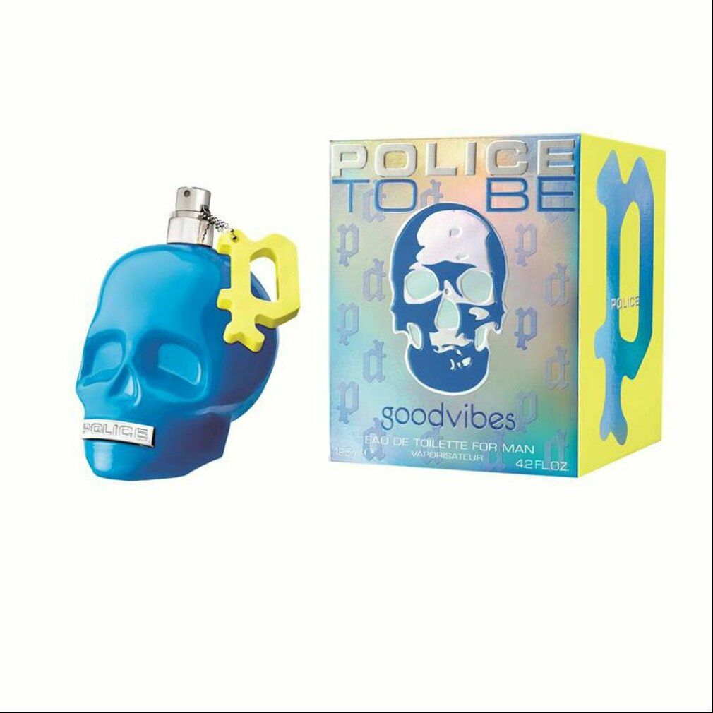 Blaue Totenkopf-Parfümflasche neben einer rechteckigen Schachtel mit Totenkopf-Design und "POLICE TO BE goodvibes"-Aufschrift.