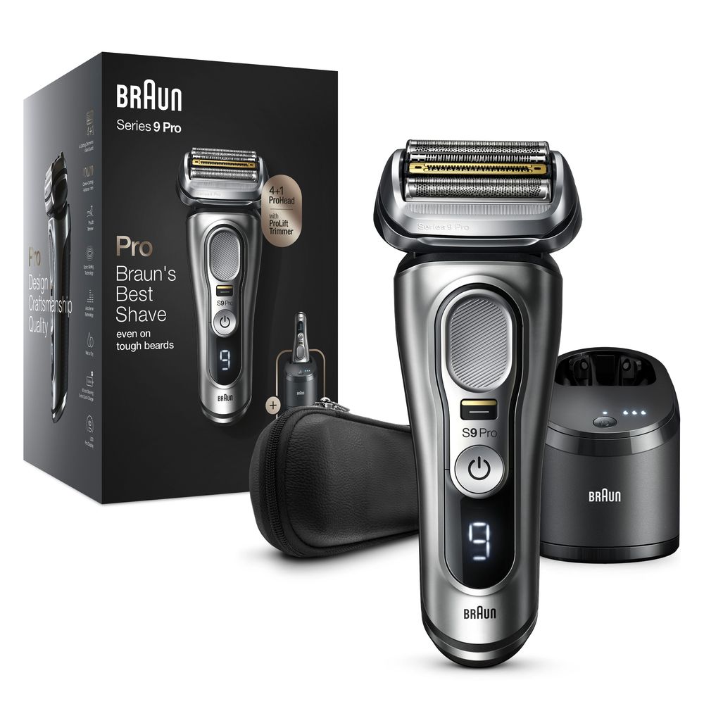 Elektrischer Rasierer, silberfarben, mit Ladestation, Etui und Reinigungsstation. Auf der Verpackung steht "Braun Series 9 Pro".