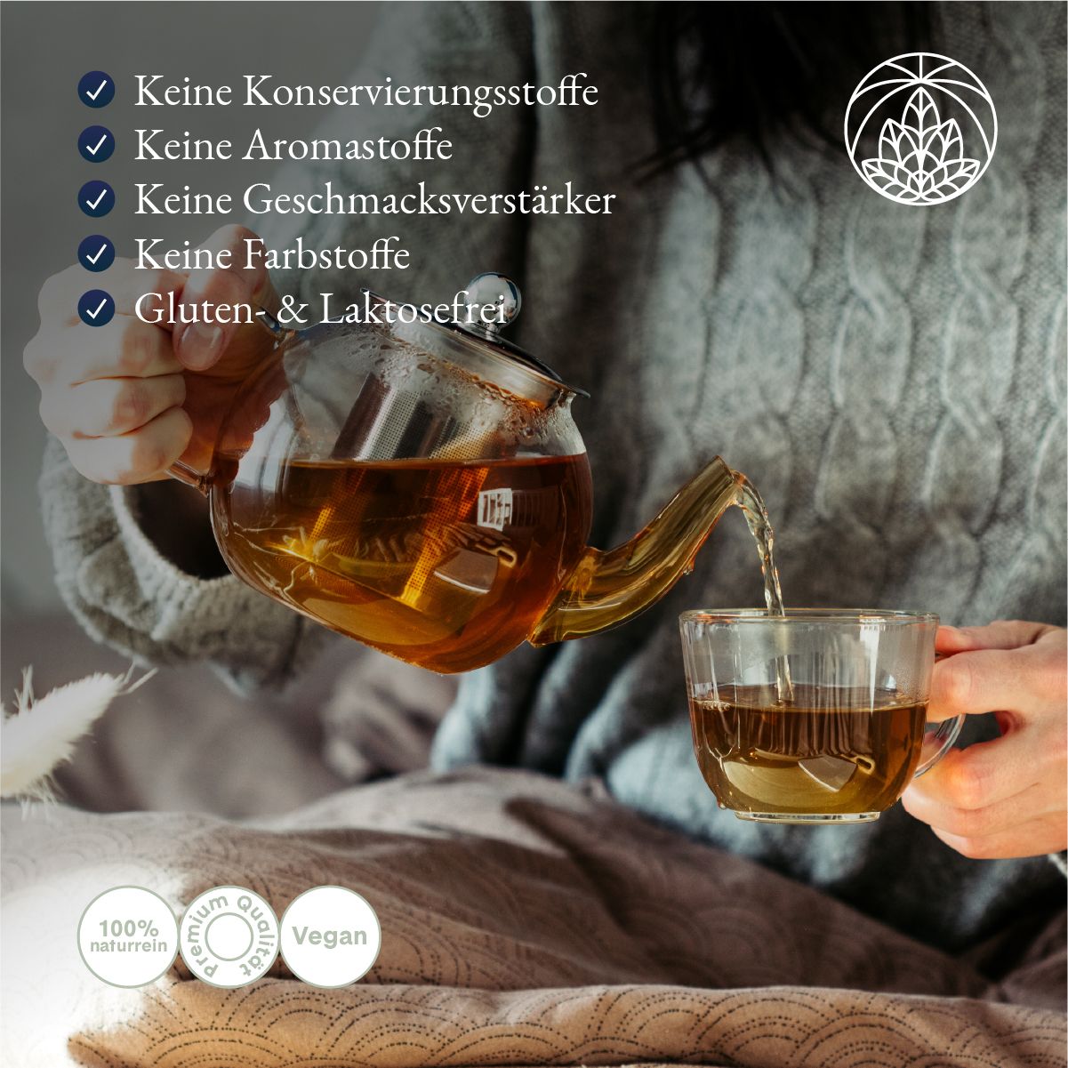Person gießt Tee in eine Tasse. Logo. Text: Keine Konservierungsstoffe, Aromastoffe, Geschmacksverstärker, Farbstoffe. Gluten- & laktosefrei.