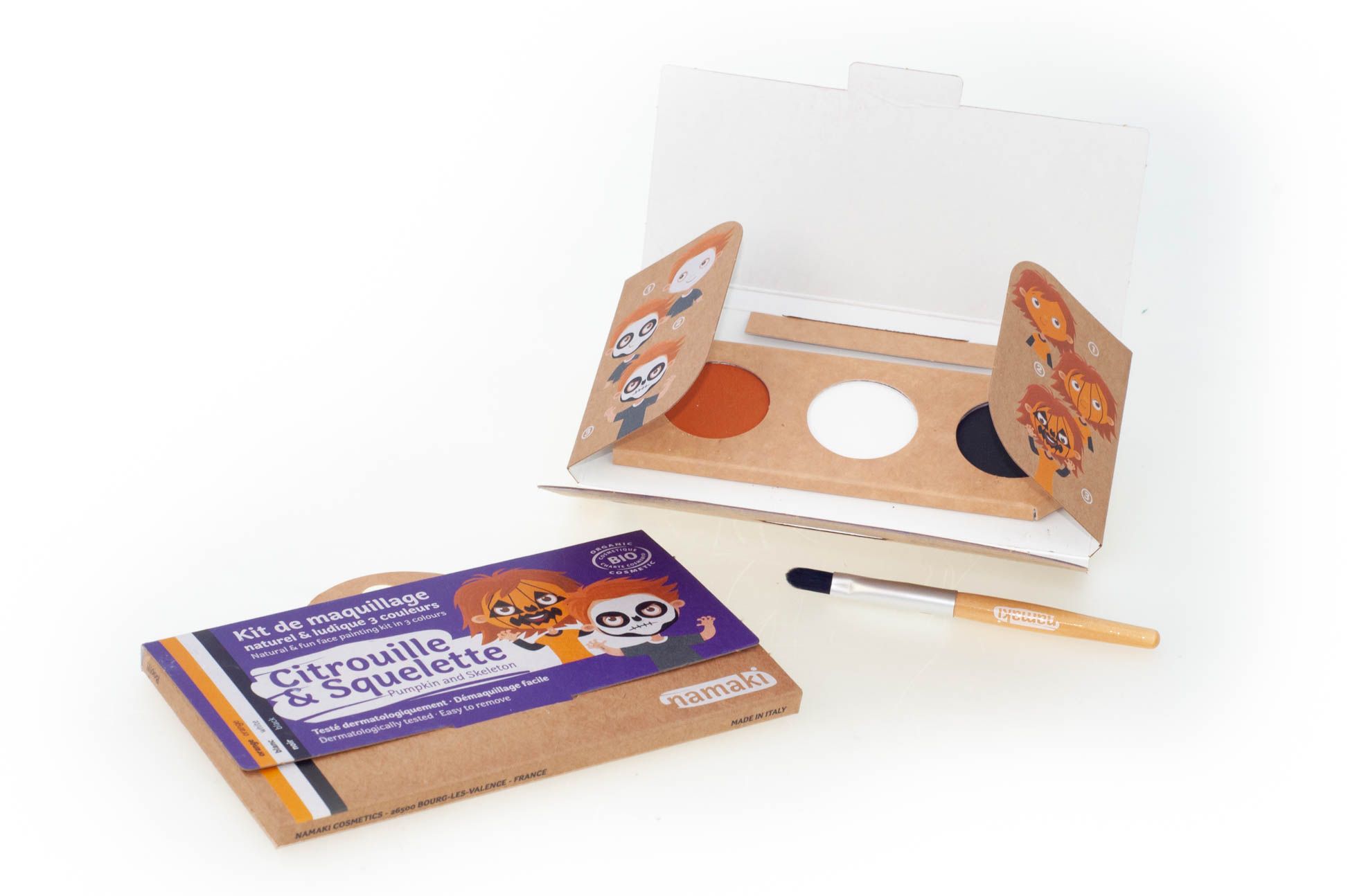 Schminkset mit drei Farben und Pinsel. Offene Verpackung mit orange, weiß und schwarz. Namaki-Logo.