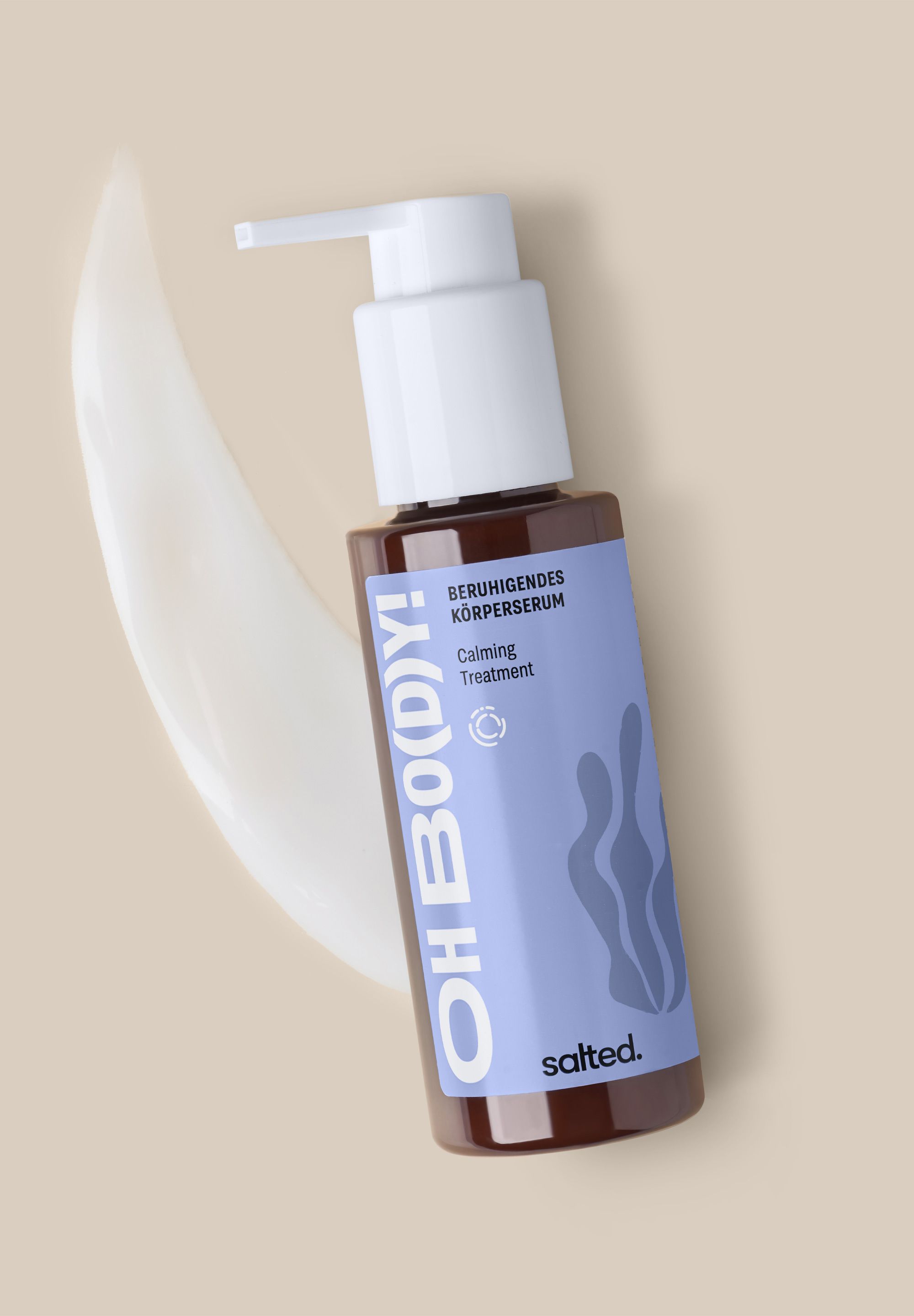 Braune Pumpflasche mit blauem Etikett und weißem Pumpspender, daneben eine weiße Creme-Spur.