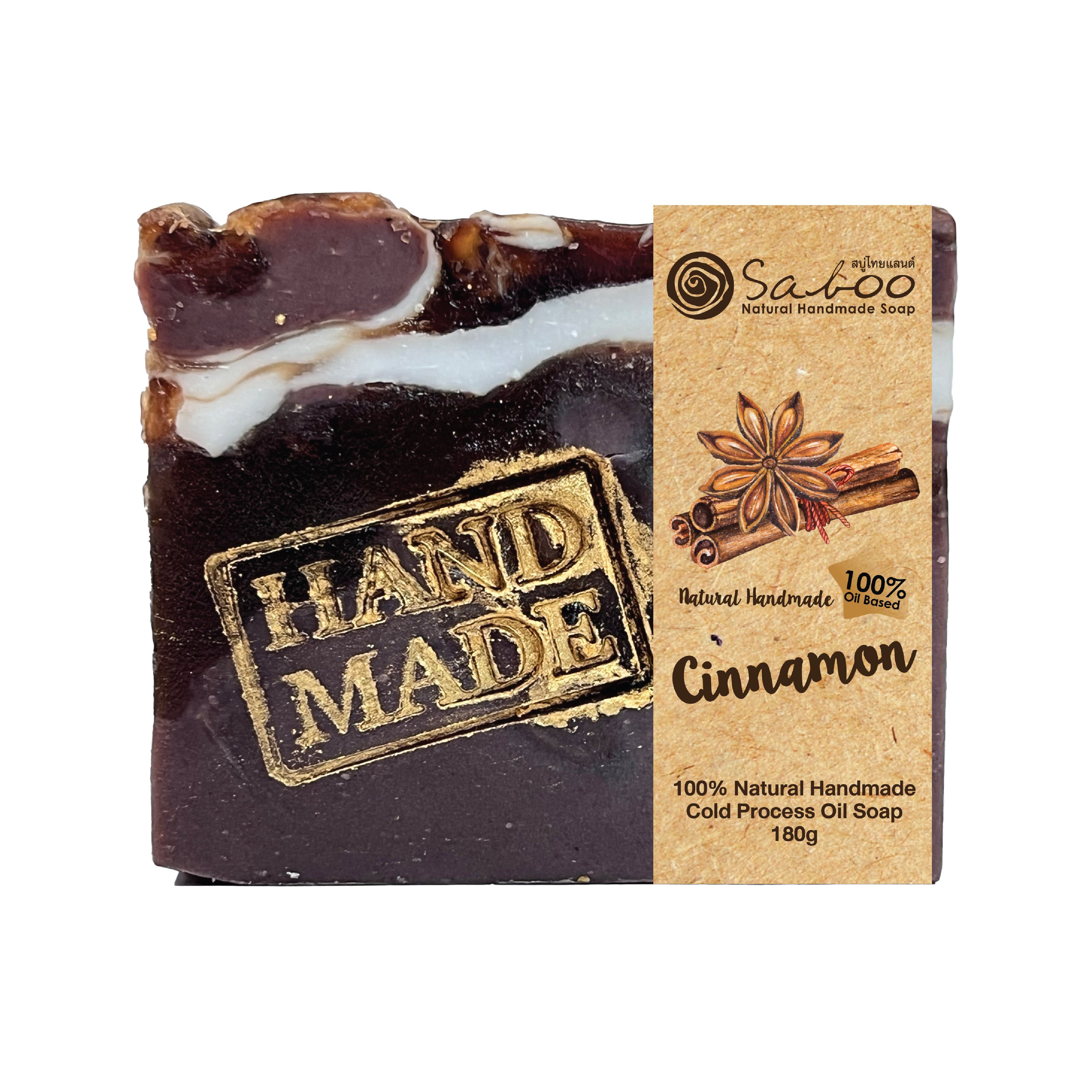 Handgemachte Seife mit Zimt. Rechteckig, braun mit weißen Streifen. Goldener Stempel "HAND MADE". Etikett mit Logo und Zimt-Illustration.
