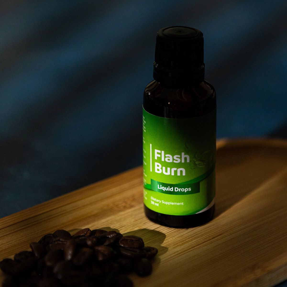 Braune Glasflasche mit schwarzem Deckel auf Holzbrett. Etikett mit "Flash Burn" und "Liquid Drops". Kaffeebohnen daneben.