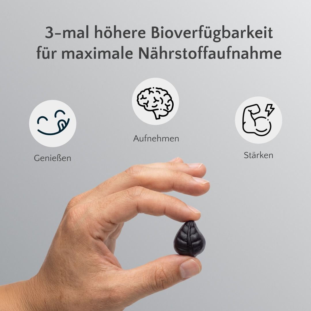 Hand hält eine Forte Natura® Mann Forte Gummy; Genießen, Aufnehmen, Stärken.