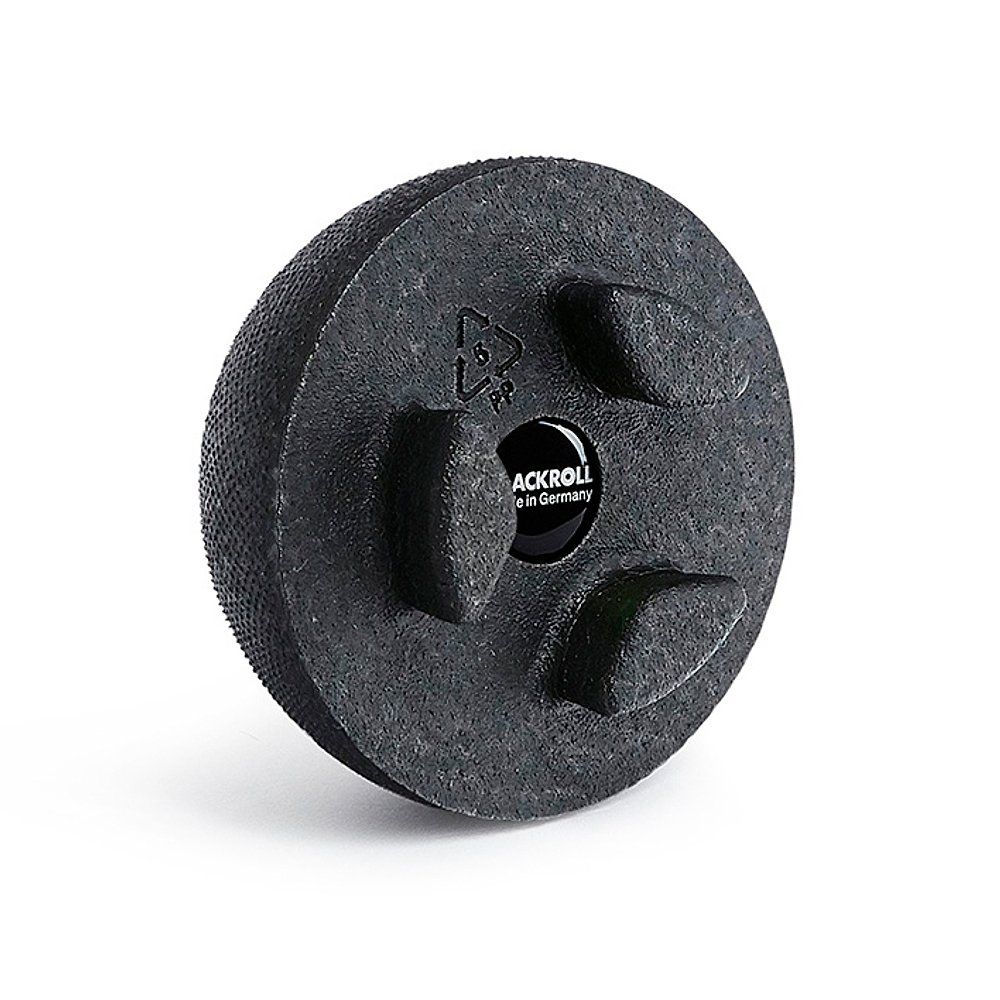 Schwarzer Massageball mit Noppen und drei Aussparungen. Marke: BLACKROLL.