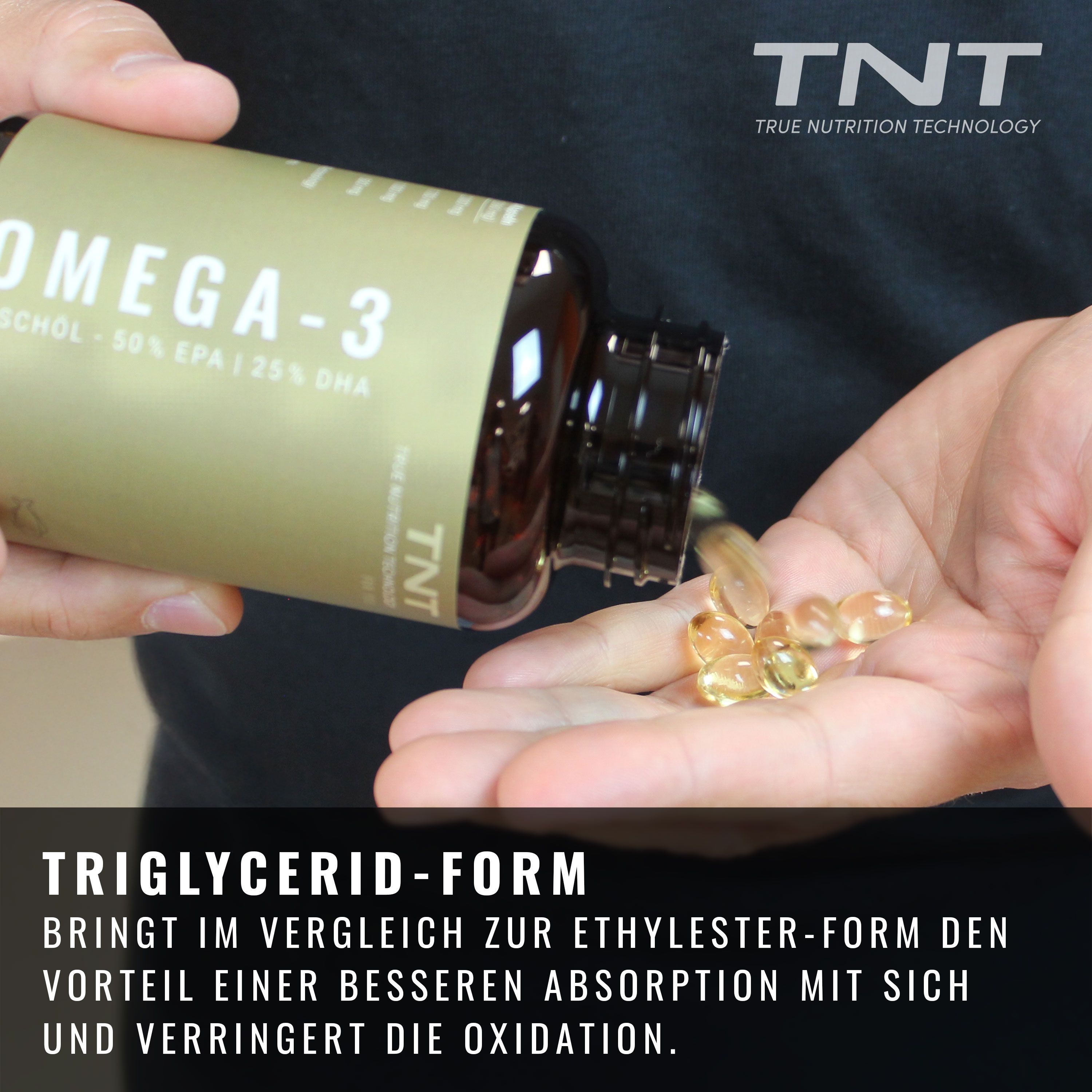 Hand schüttet Omega-3 Kapseln aus einer Flasche in die Handfläche. Text: 'TRIGLYCERID-FORM'.