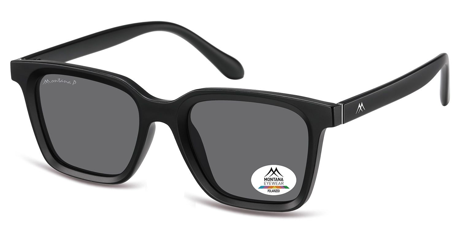 Schwarze Sonnenbrille, seitliche Ansicht. Rechteckige Gläser, "Montana P" auf dem linken Bügel. Aufkleber mit Logo und "Polarized" auf dem rechten Glas.