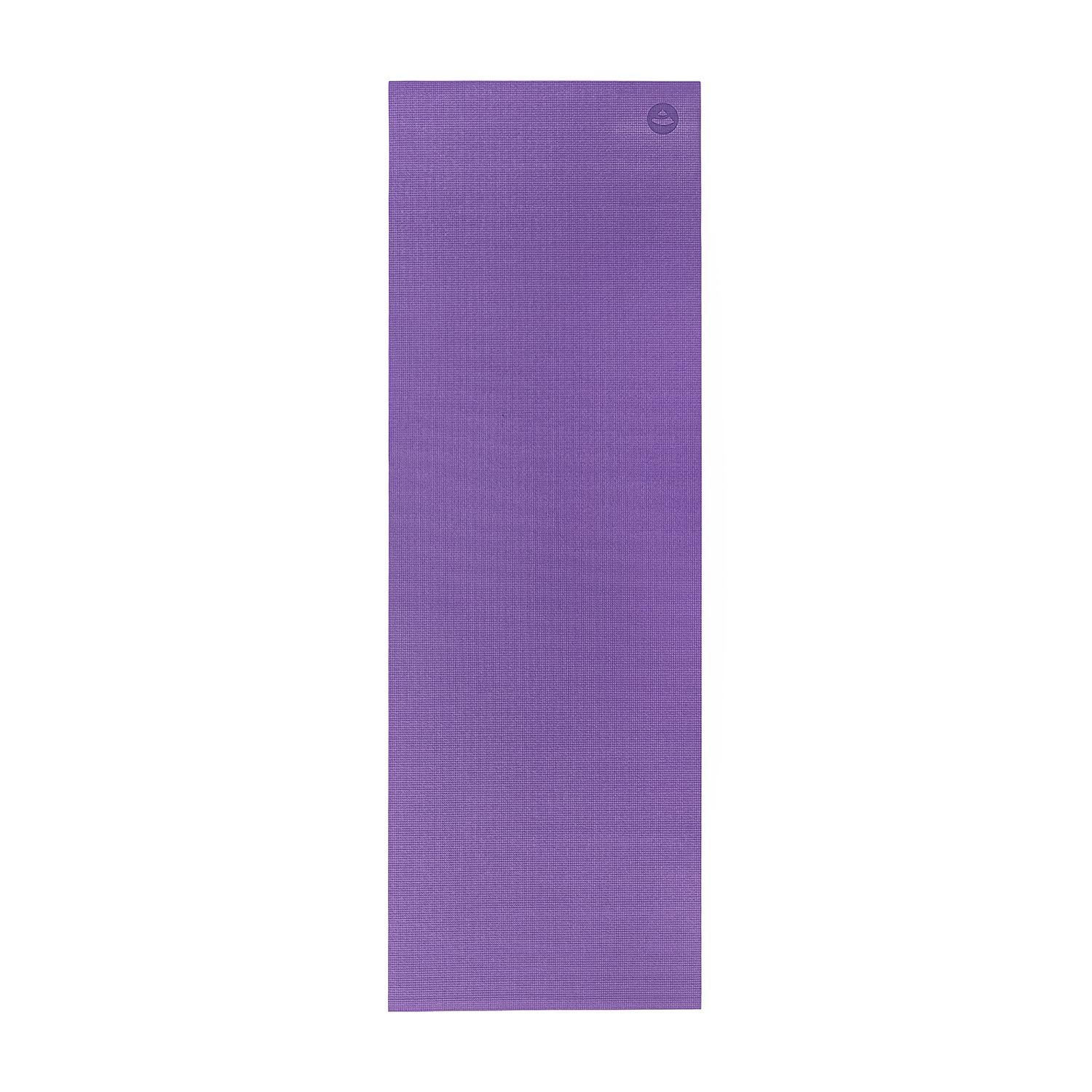 Ausgerollte lila Yogamatte. Die Matte liegt flach auf einer Oberfläche.