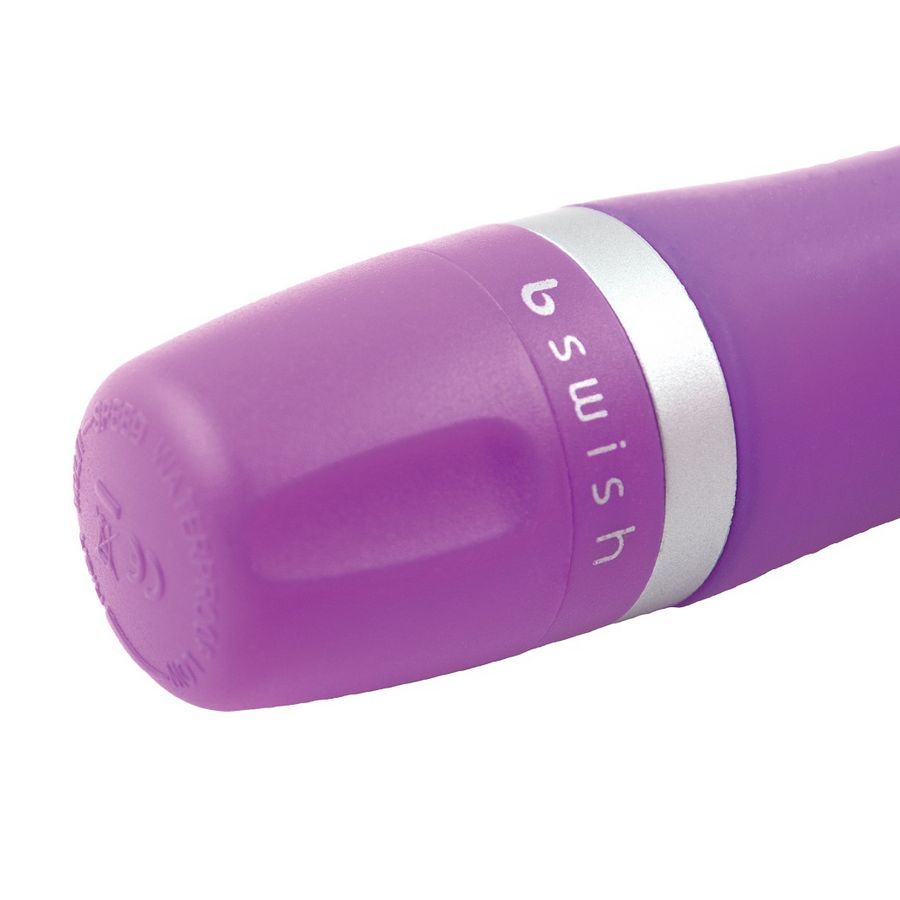 Nahaufnahme des lila Vibrators. Marke B Swish ist sichtbar.