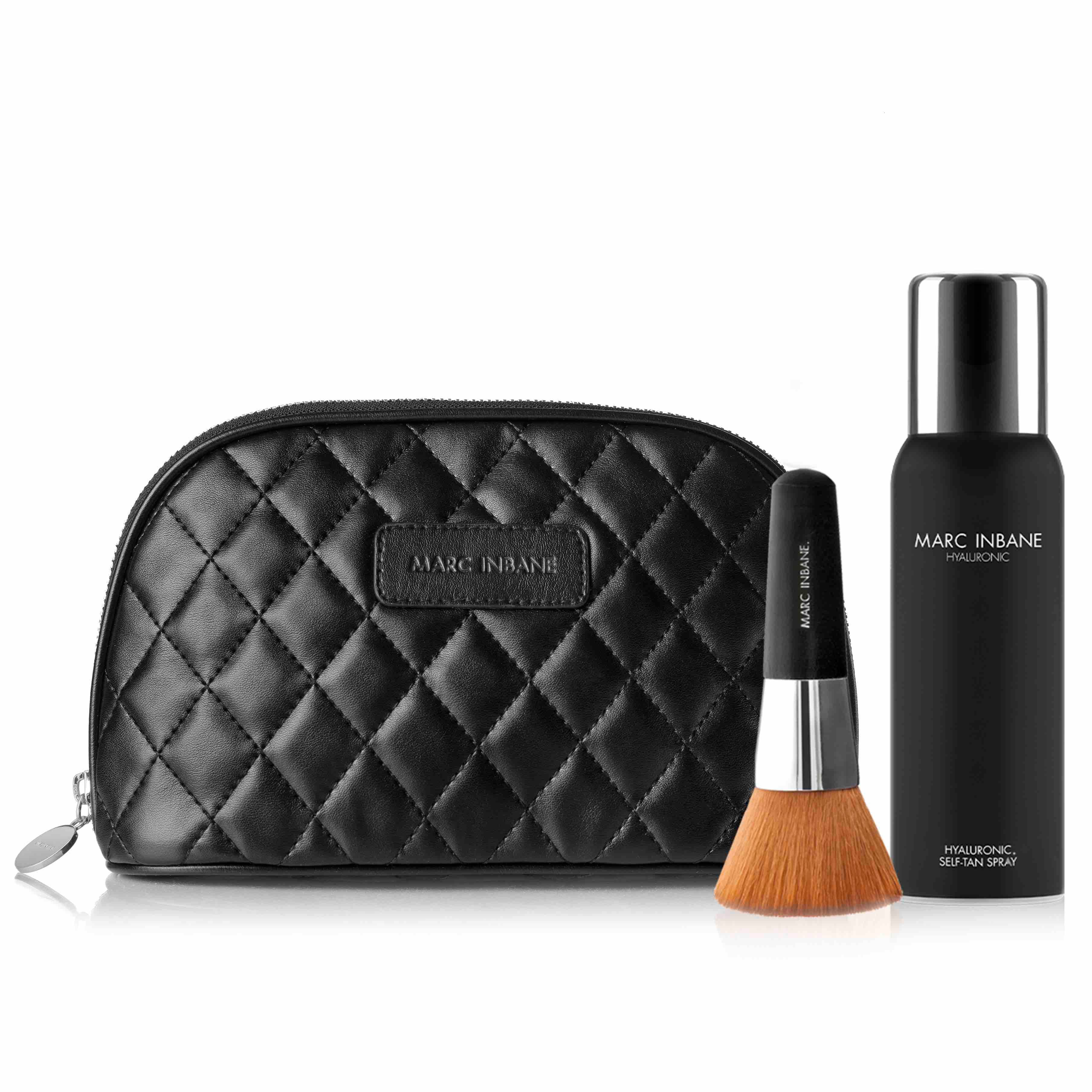 Schwarze Kosmetiktasche, Pinsel und Sprayflasche. Aufschrift: MARC INBANE. Spray: Hyaluronic Deep Tan Spray.