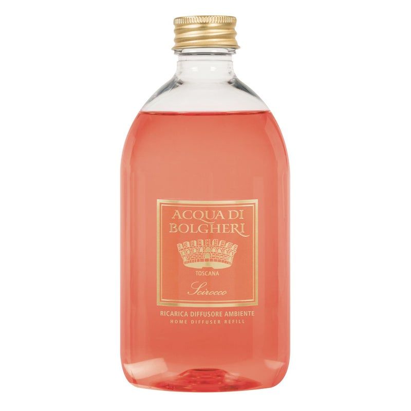 Glasflasche mit rosafarbener Flüssigkeit. Goldfarbener Verschluss. Etikett mit Schriftzug: Acqua di Bolgheri, Scirocco.