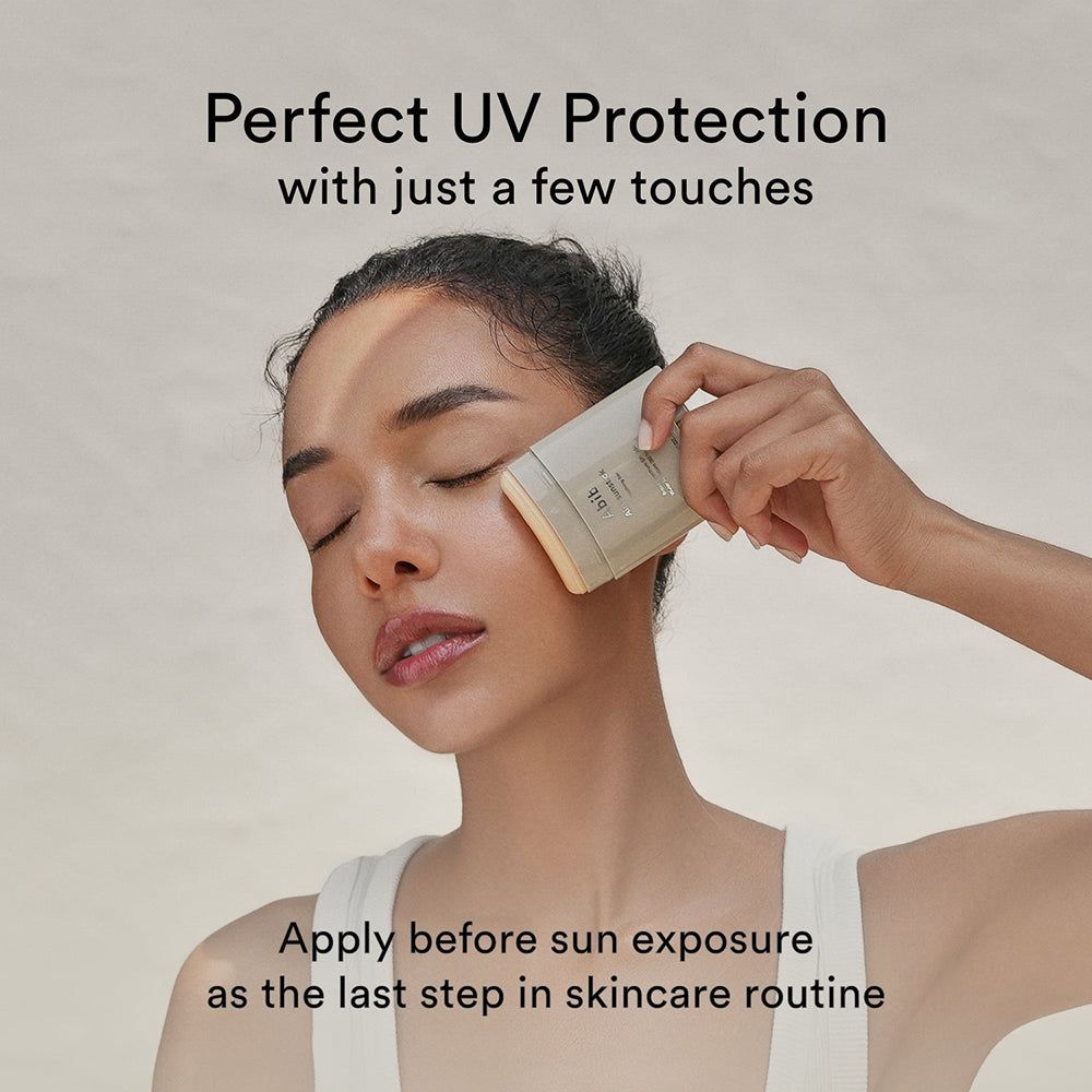 Frau trägt Abib Airy Sunstick auf das Gesicht auf für perfekten UV-Schutz.