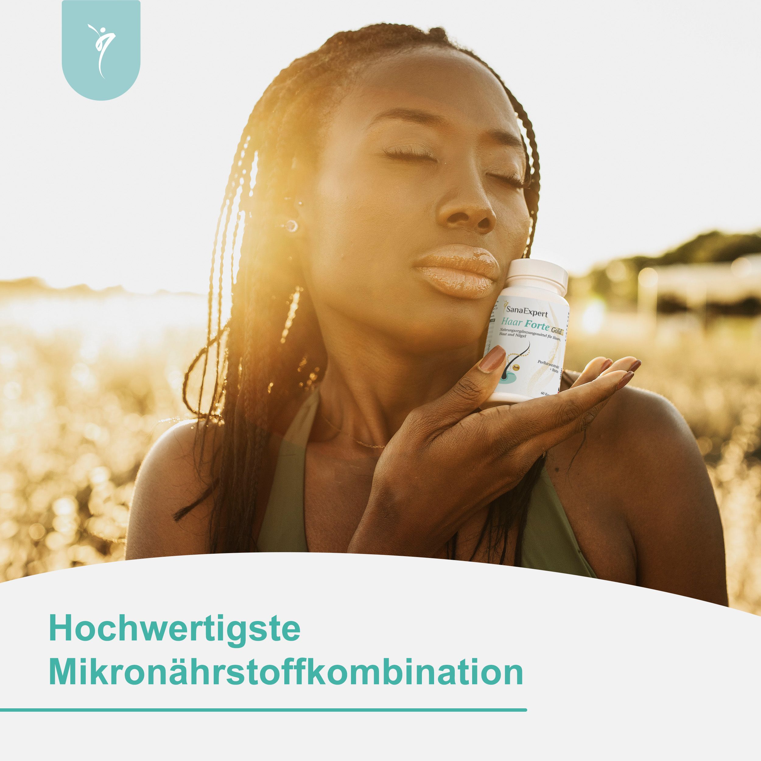 Frau mit SanaExpert Haar Forte Gold Flasche im Sonnenlicht.