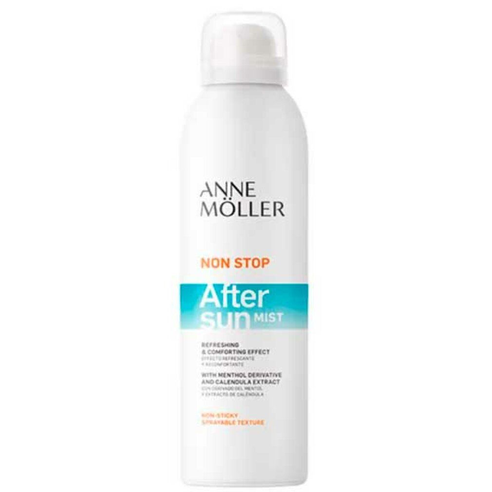 Weiße Sprühflasche mit blauem Streifen. Aufschrift: ANNE MÖLLER, NON STOP, After Sun Mist. Enthält Menthol und Calendula-Extrakt.