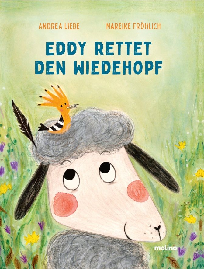 Buchcover mit Illustration. Titel: Eddy rettet den Wiedehopf. Autoren: Andrea Liebe, Mareike Fröhlich. Gezeichnetes Schaf mit Vogel auf dem Kopf.