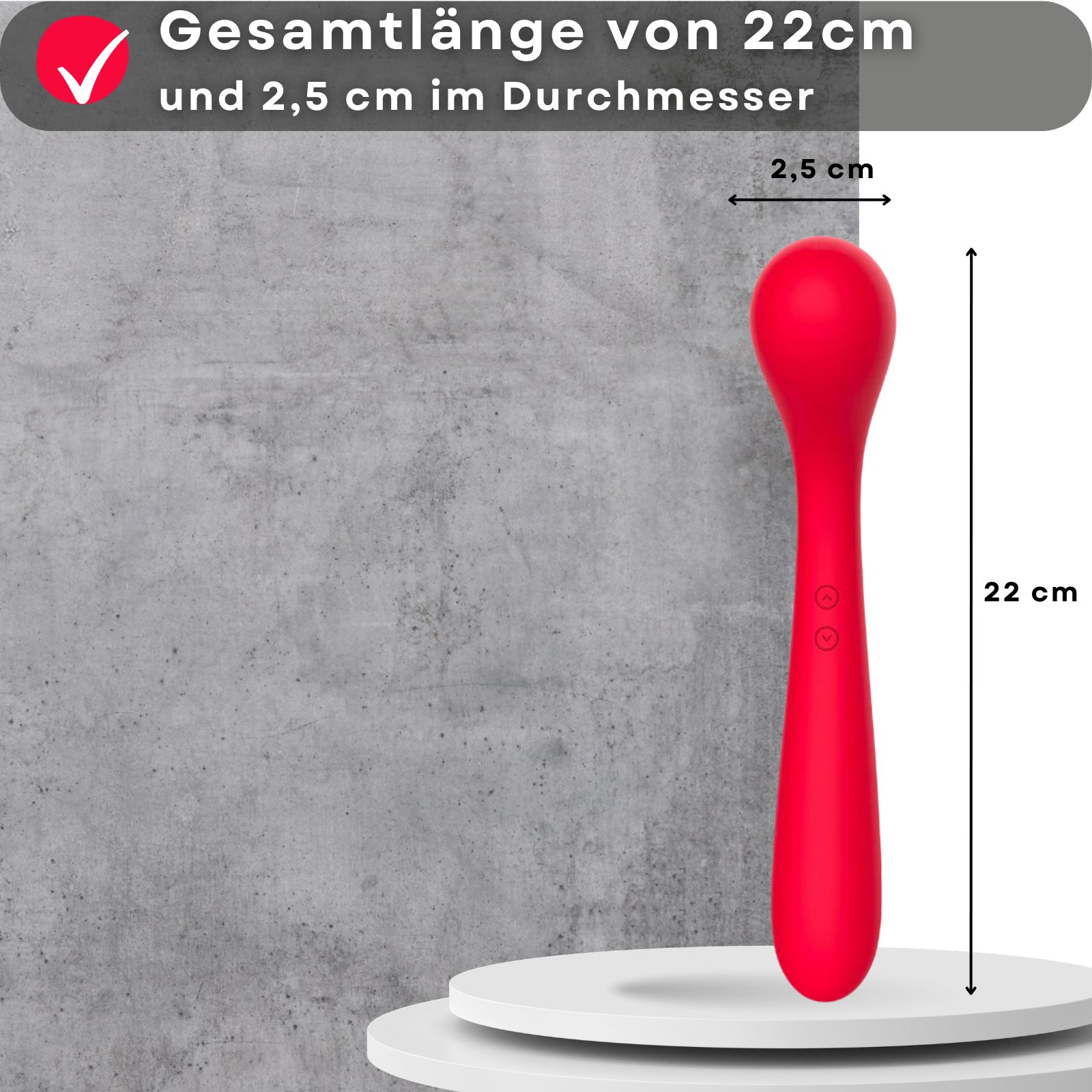 Roter Vibrator mit Maßen. 22 cm lang, 2,5 cm Durchmesser. Auf Podest vor Wand.