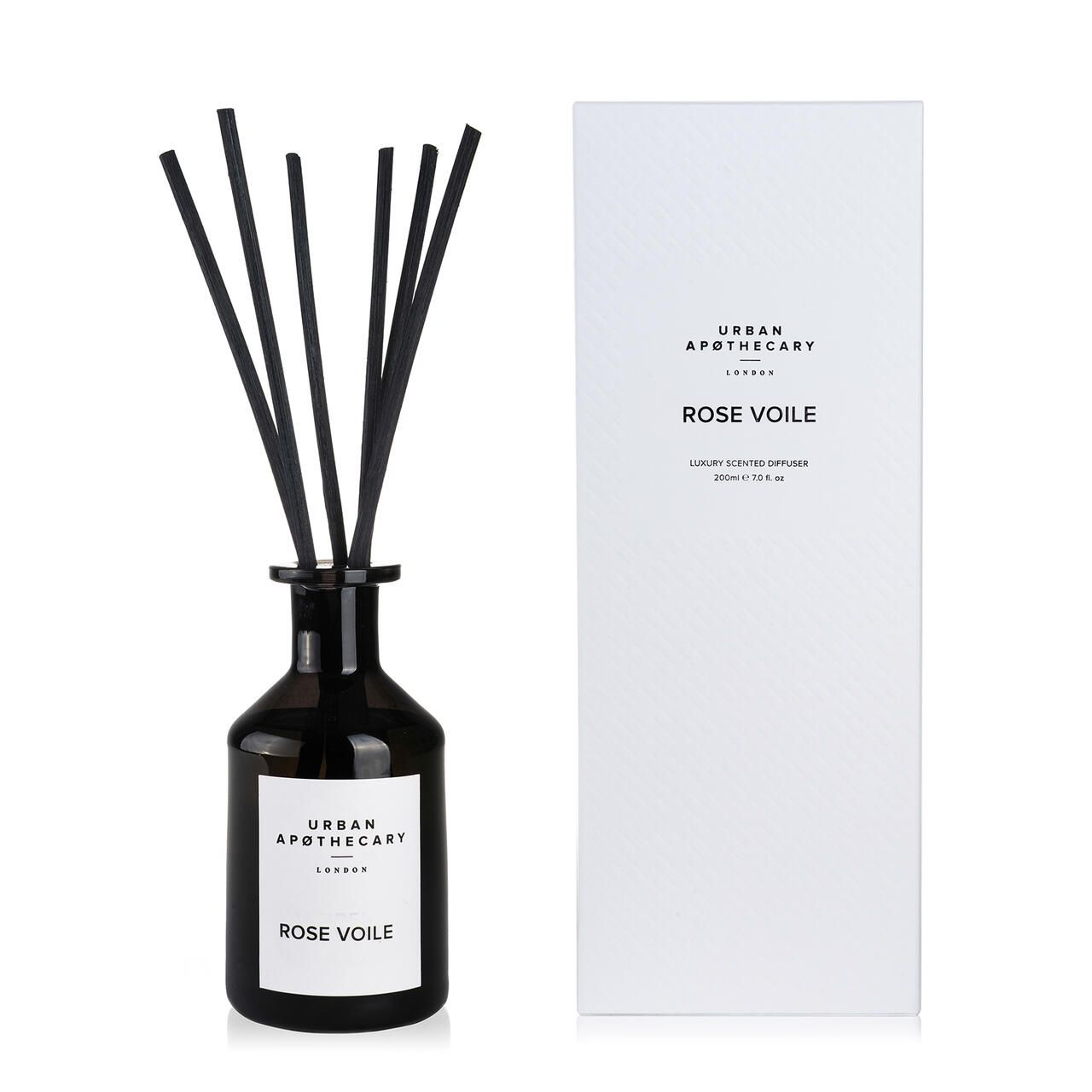 Schwarzer Diffusor mit Stäbchen und weißer Verpackung. Text: Urban Apothecary London, Rose Voile.